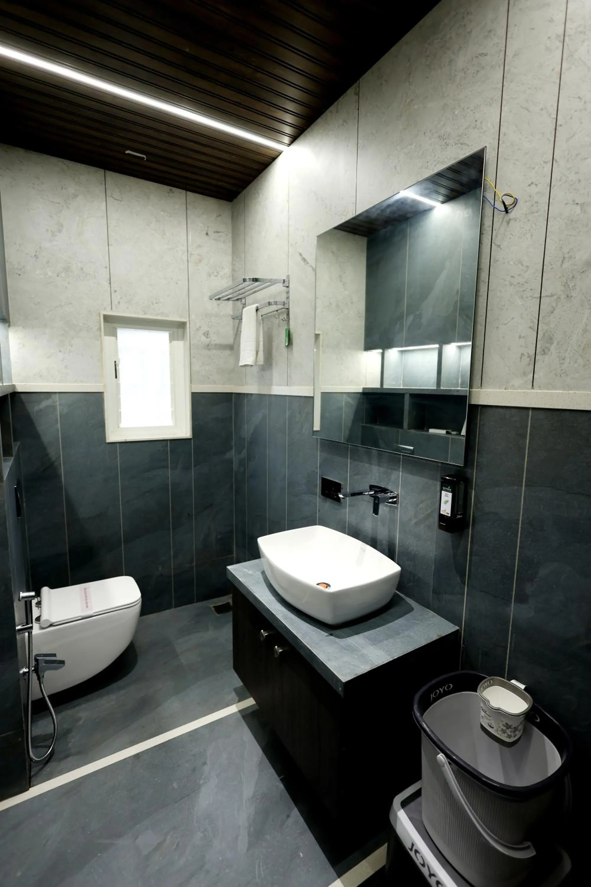 Shower in Hotel Statusinn, Ichalkaranji