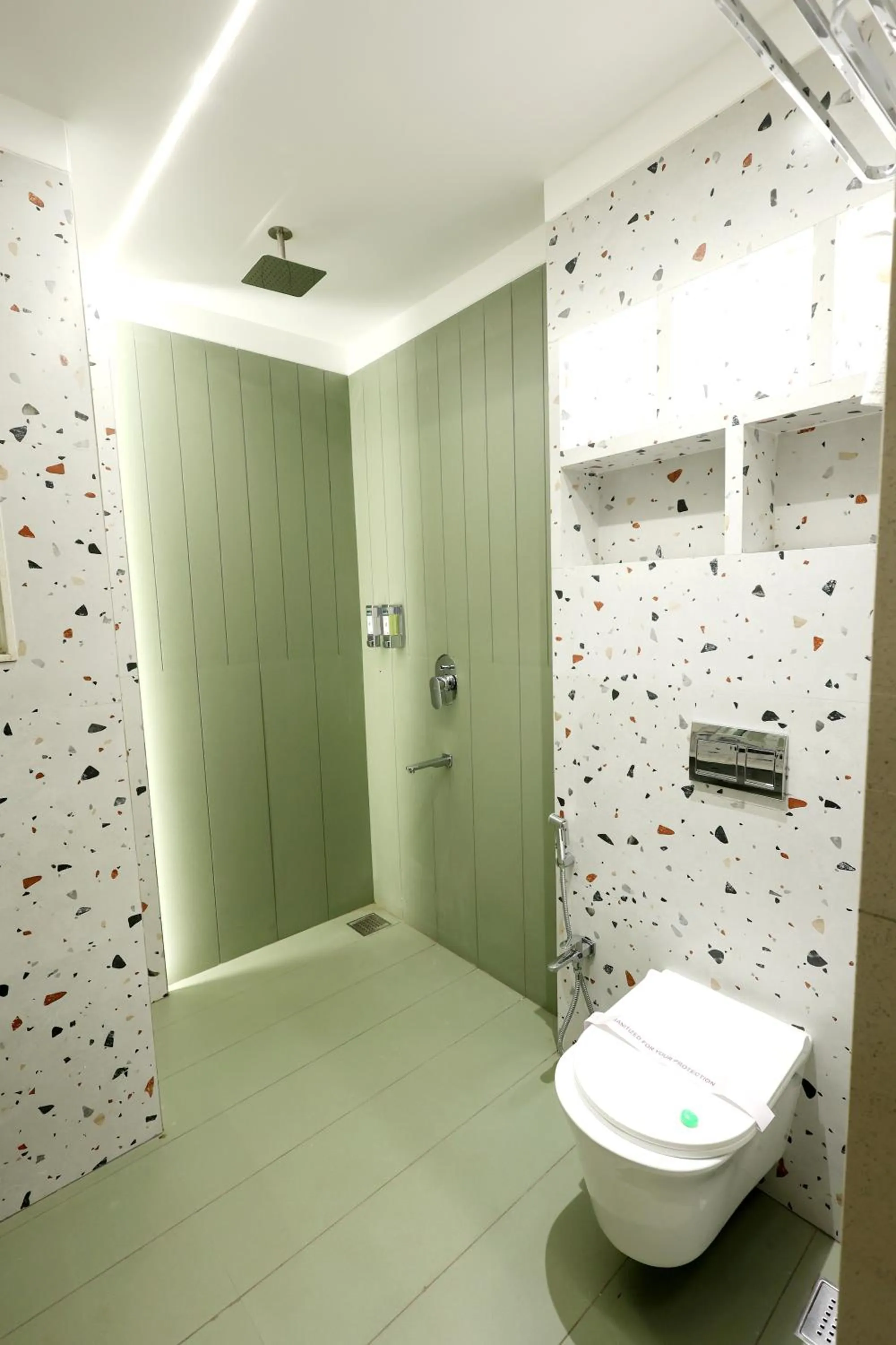 Shower in Hotel Statusinn, Ichalkaranji