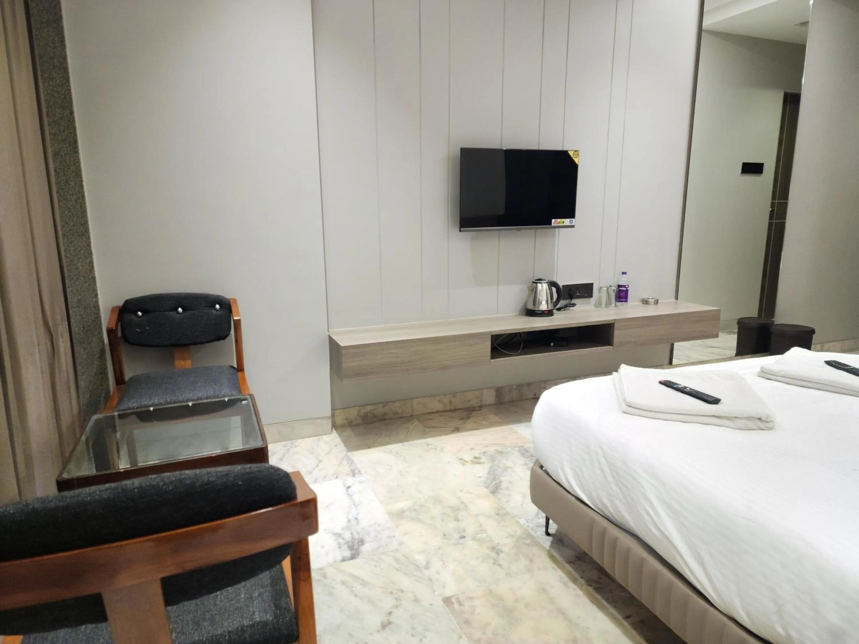 TV and multimedia, Bed in Hotel Statusinn, Ichalkaranji