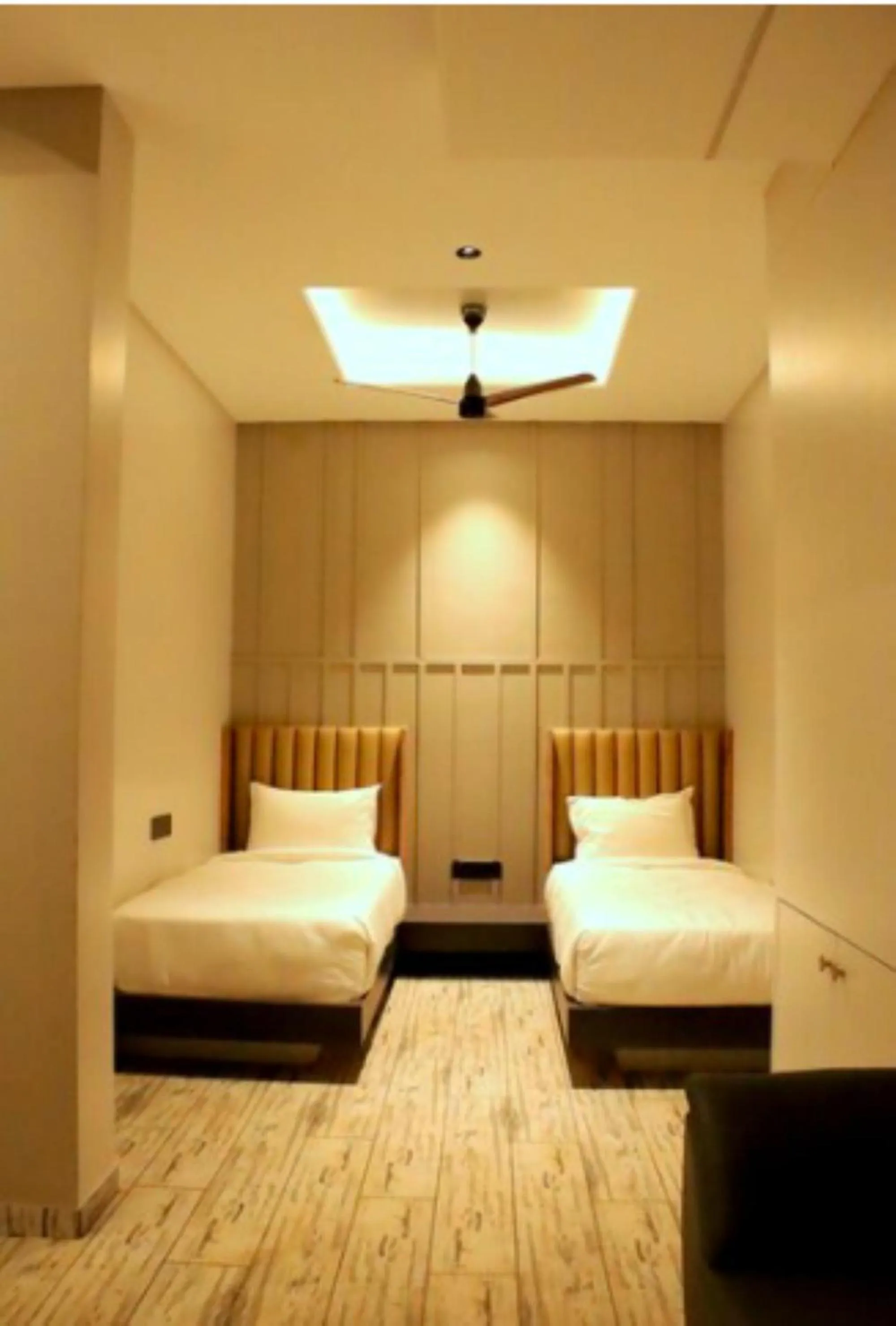 Bed in Hotel Statusinn, Ichalkaranji