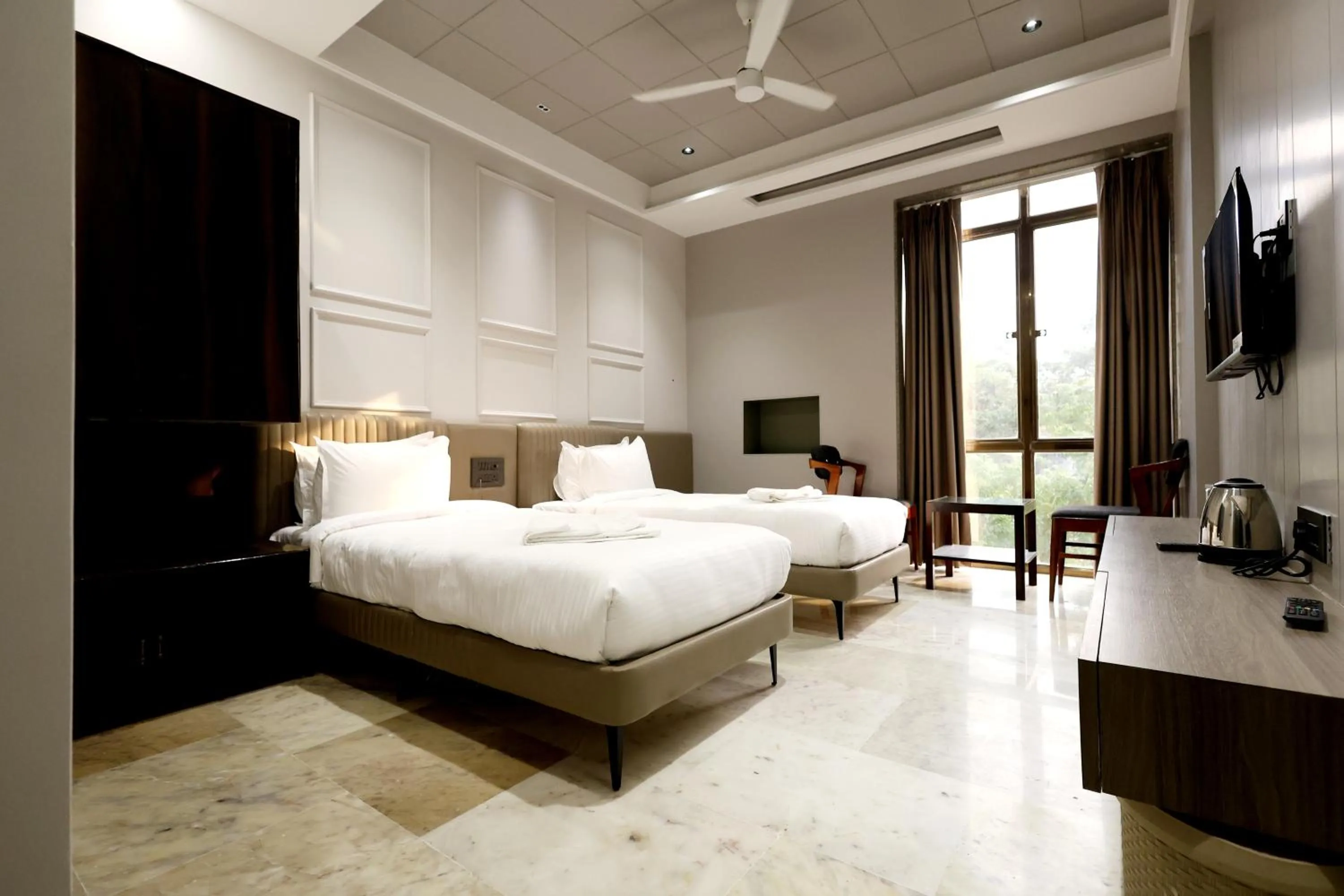 Bed in Hotel Statusinn, Ichalkaranji