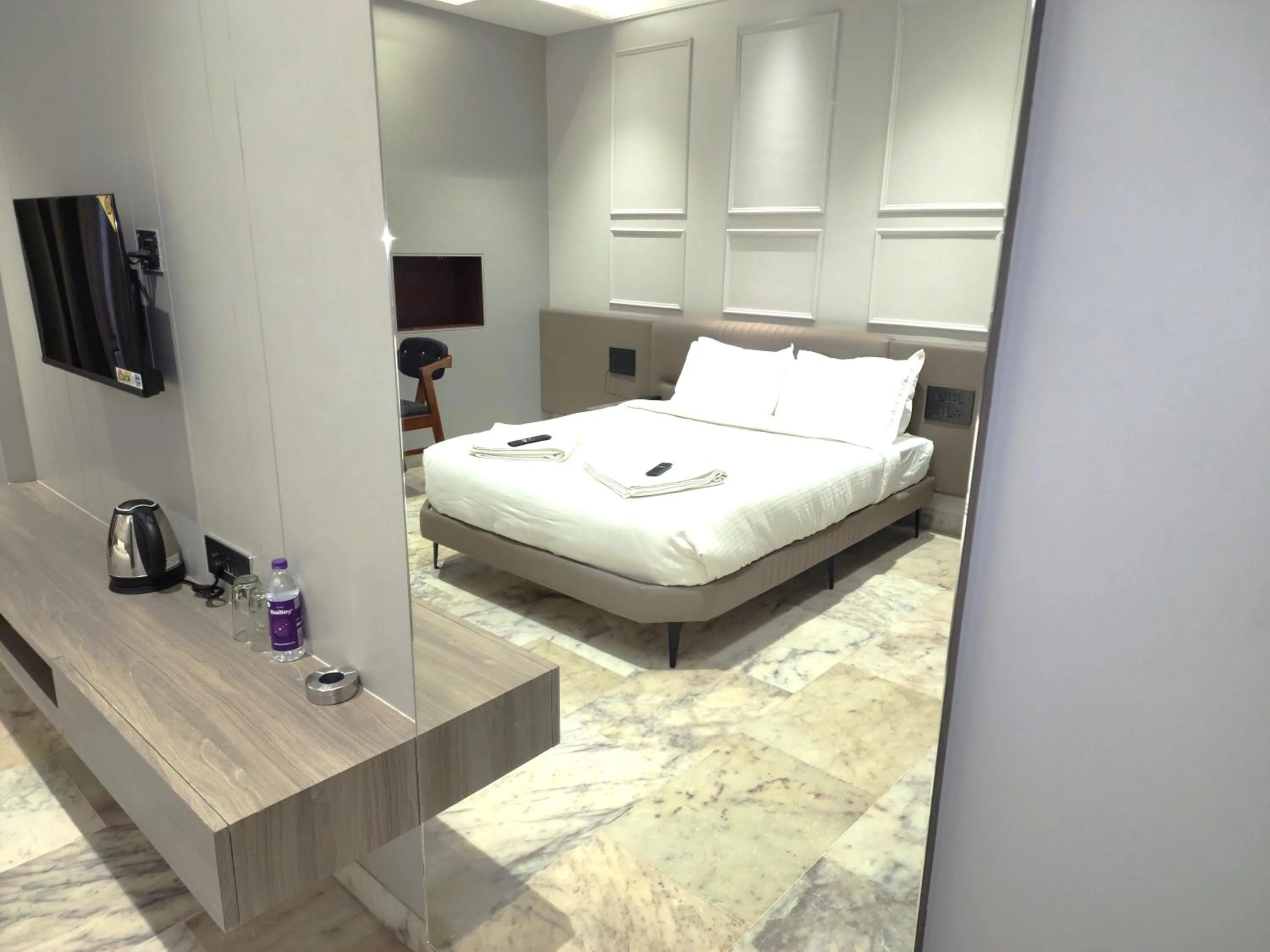 Bed in Hotel Statusinn, Ichalkaranji