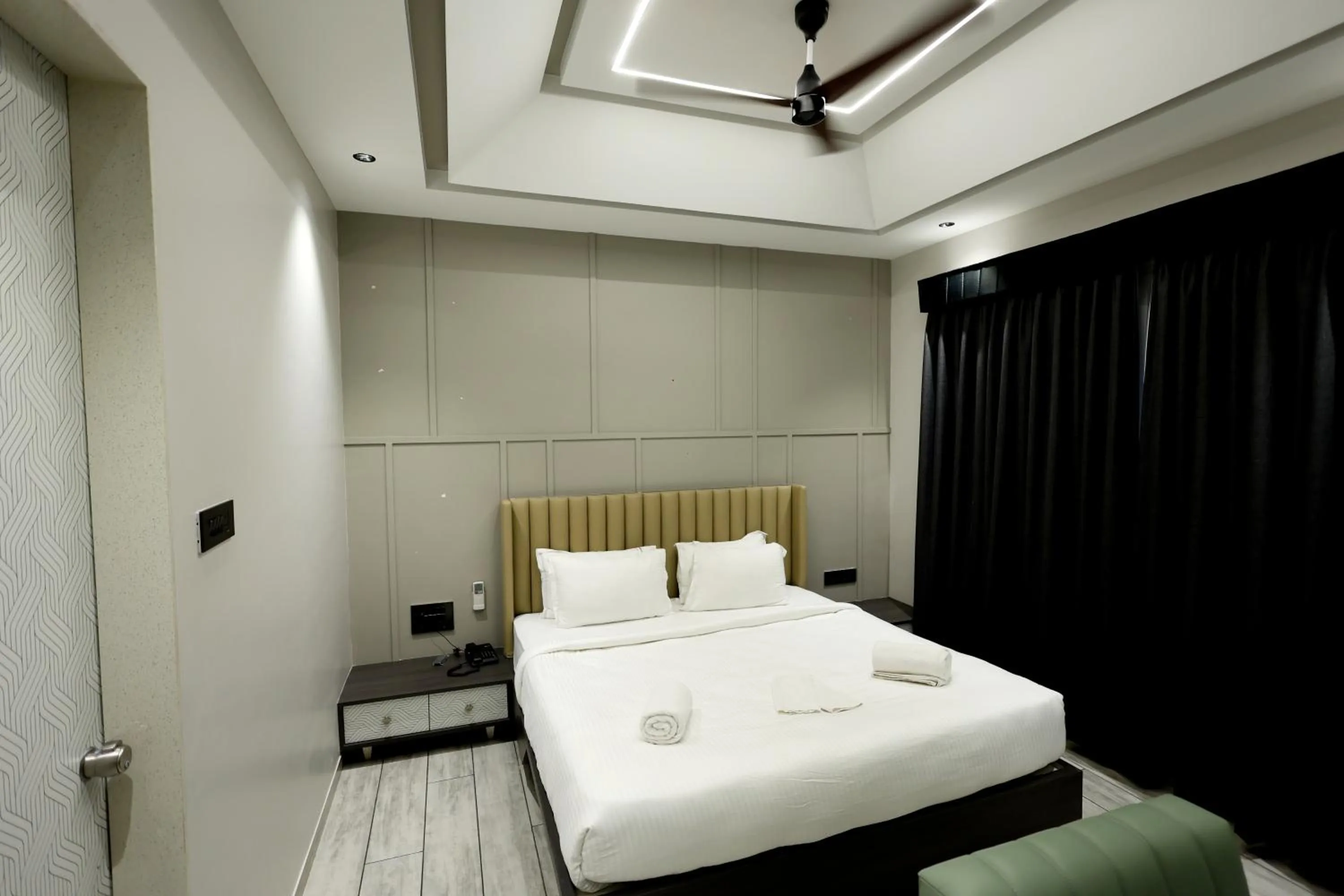 Bed in Hotel Statusinn, Ichalkaranji