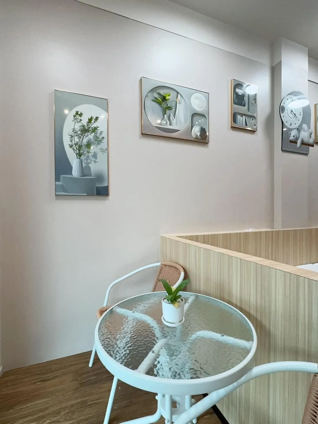 Seating area in Shi-ro-i Poshtel