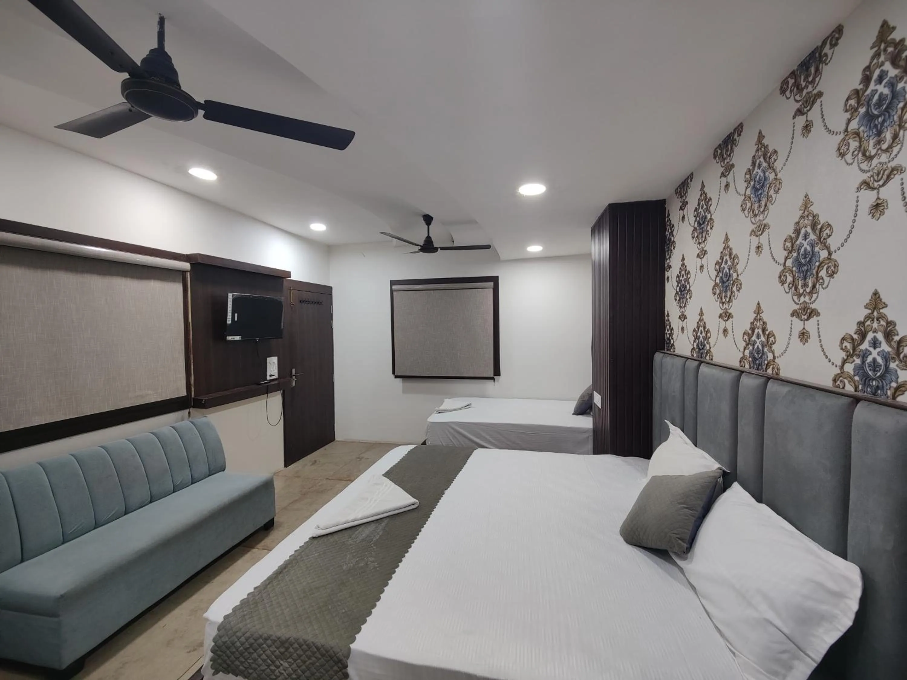 Bathroom, Bed in Jhansi Castle Inn