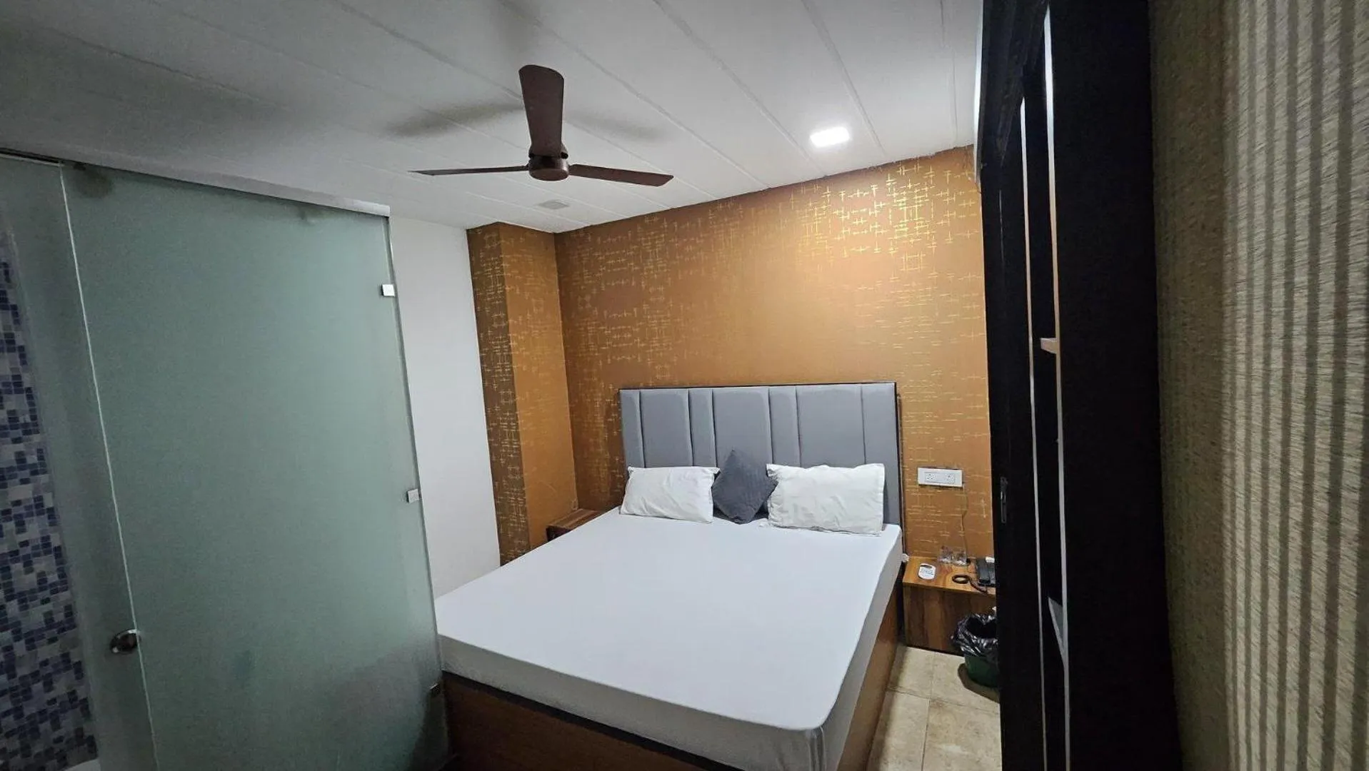 Bed in Jhansi Castle Inn