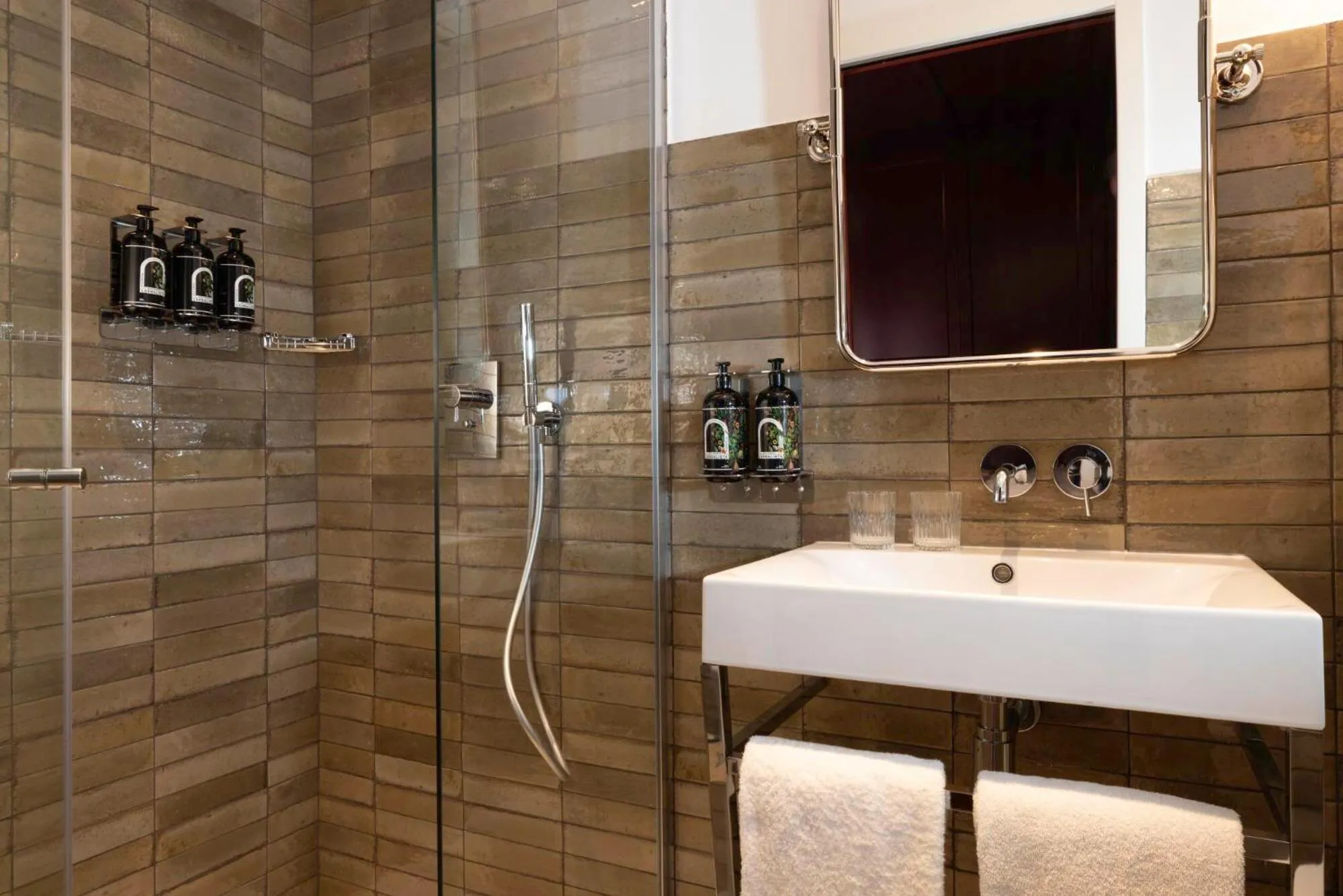 Shower in Hôtel Ginette à la Folie & Spa