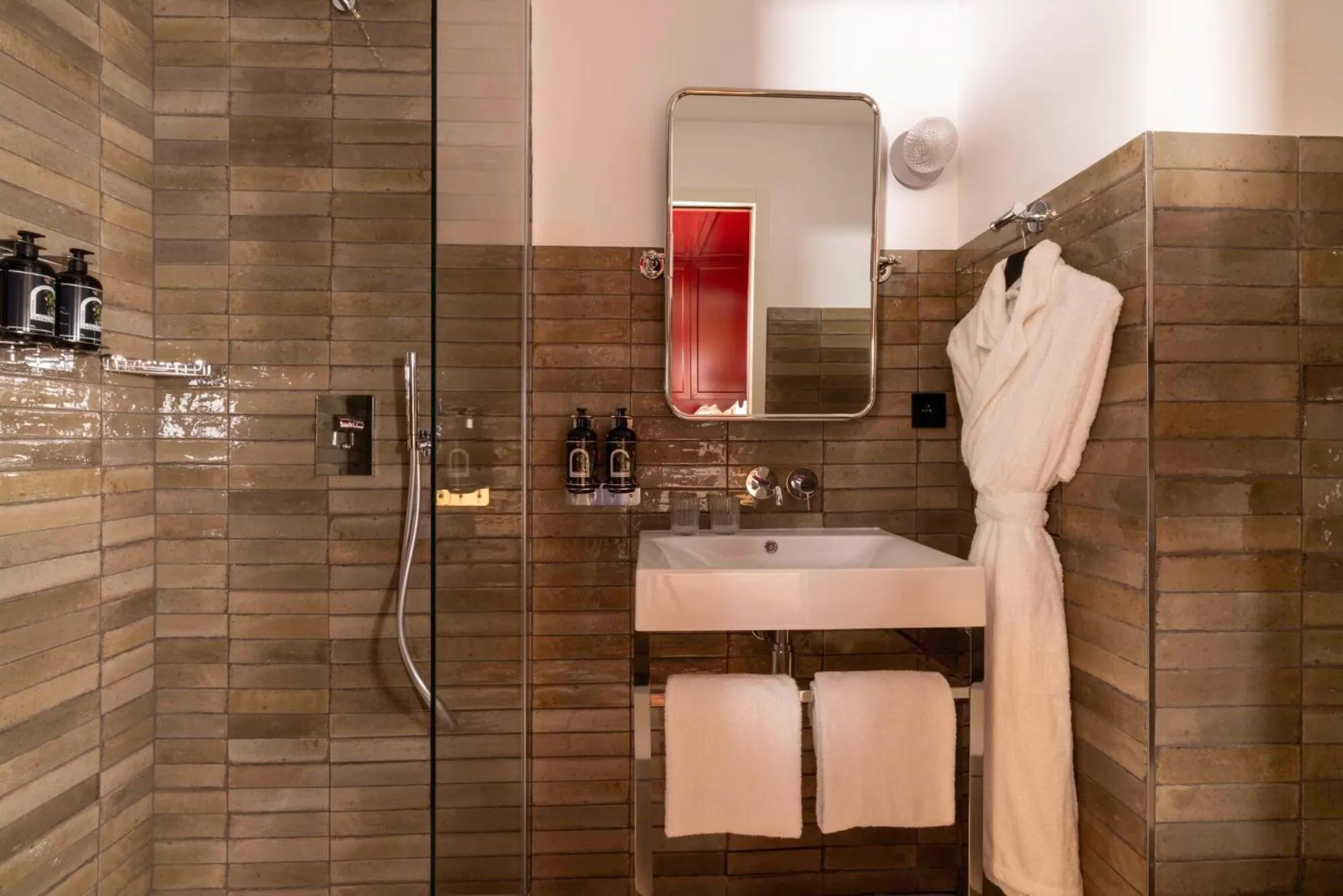 Shower in Hôtel Ginette à la Folie & Spa