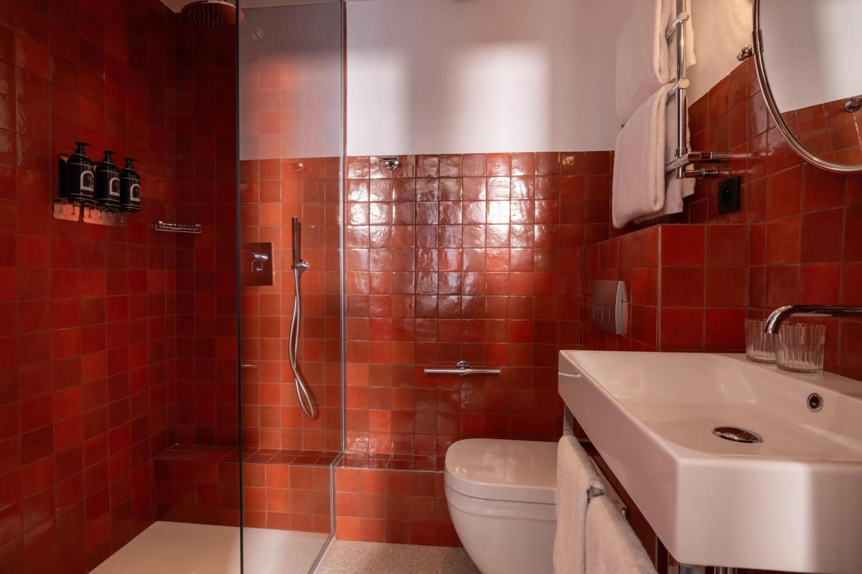 Shower in Hôtel Ginette à la Folie & Spa