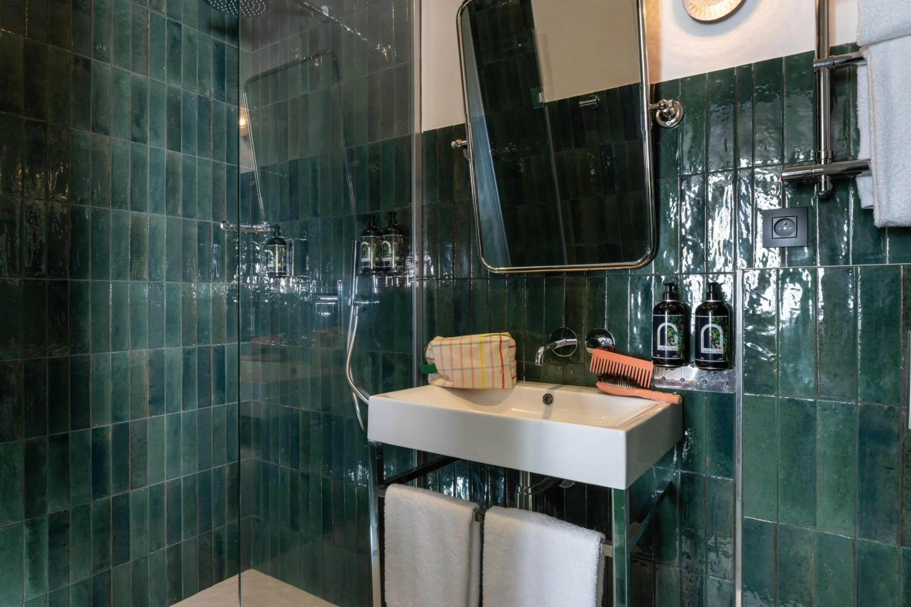 Shower in Hôtel Ginette à la Folie & Spa