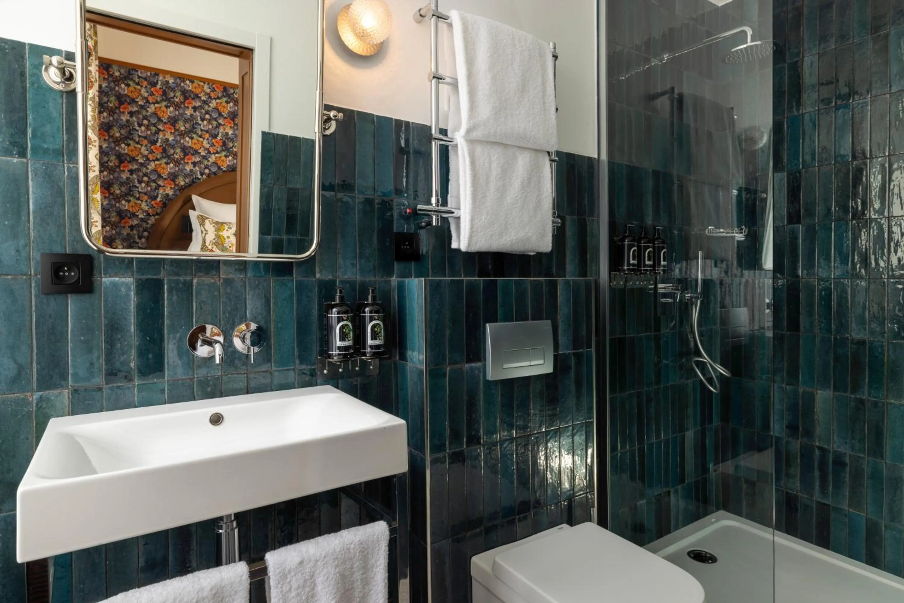 Shower in Hôtel Ginette à la Folie & Spa