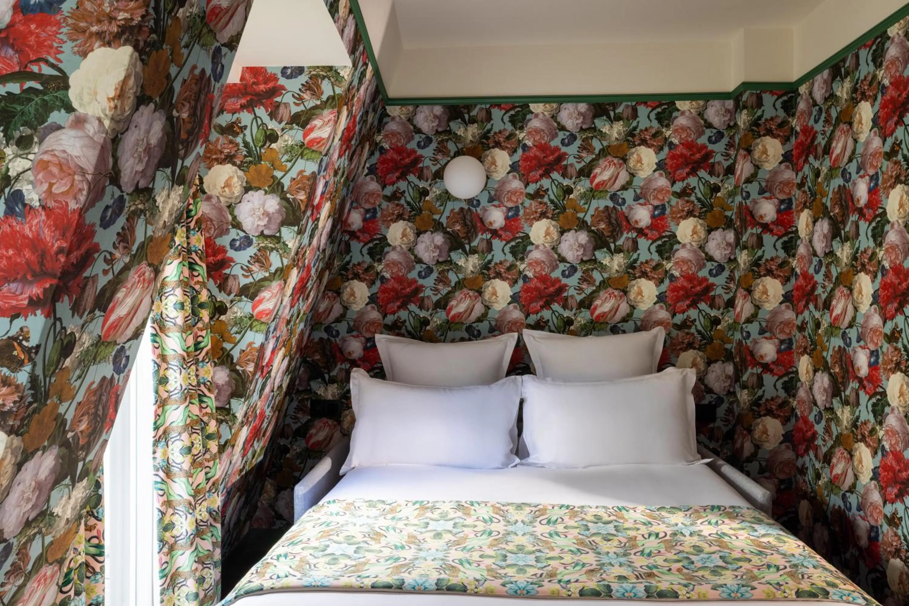 Bed in Hôtel Ginette à la Folie & Spa