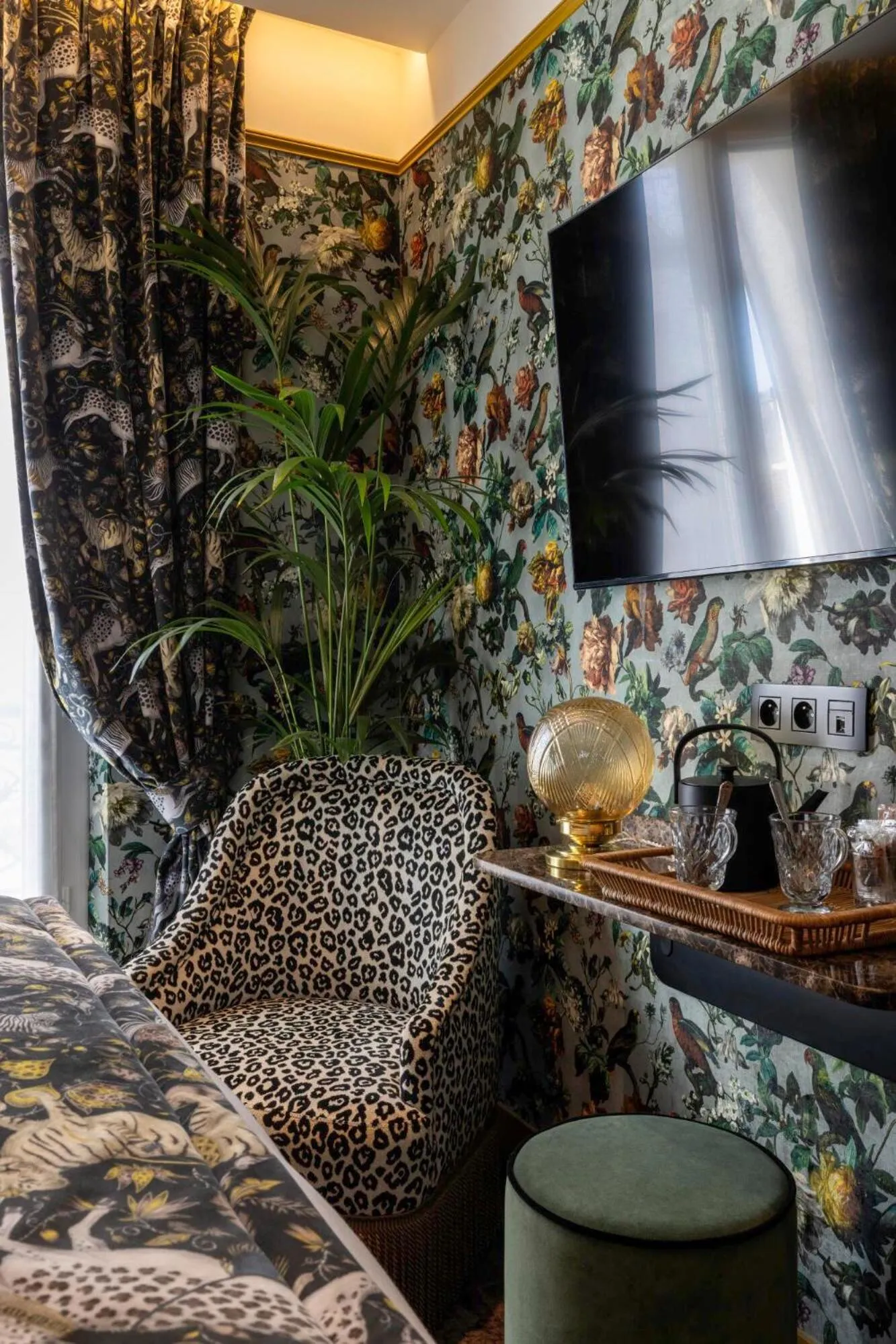 TV and multimedia, Bed in Hôtel Ginette à la Folie & Spa