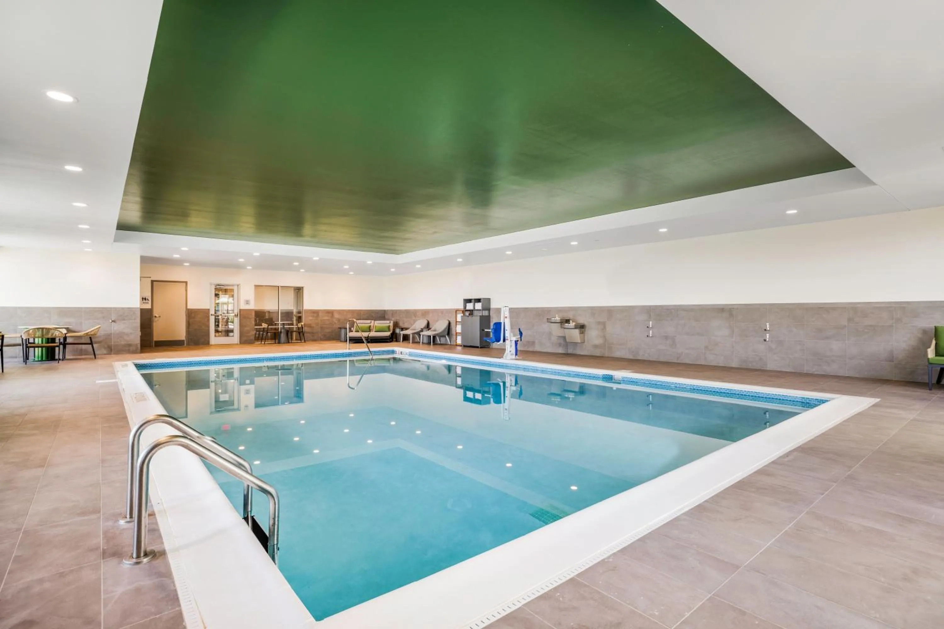 Swimming pool in Hampton Inn Aurora Medical Center Denver