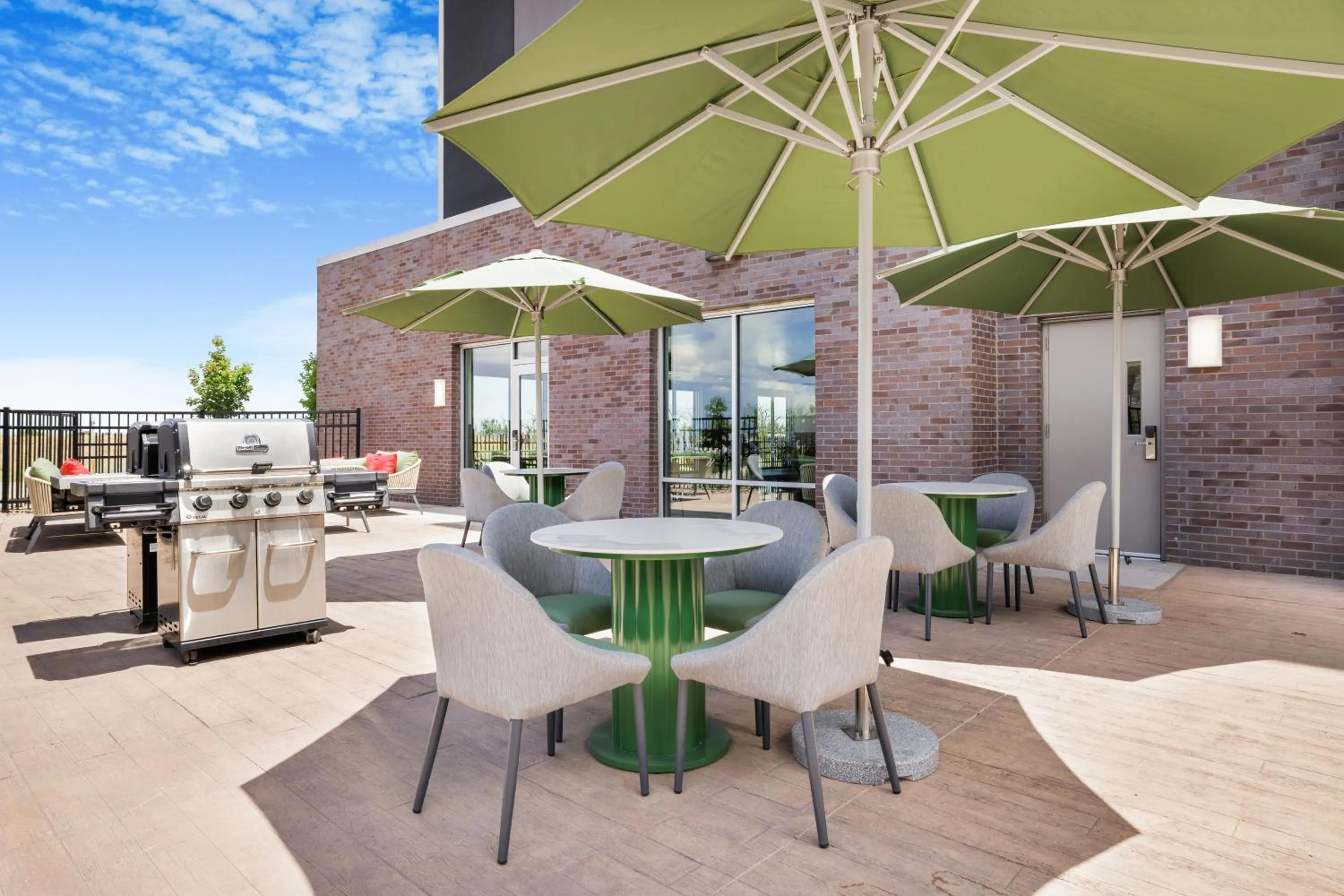 Patio in Hampton Inn Aurora Medical Center Denver