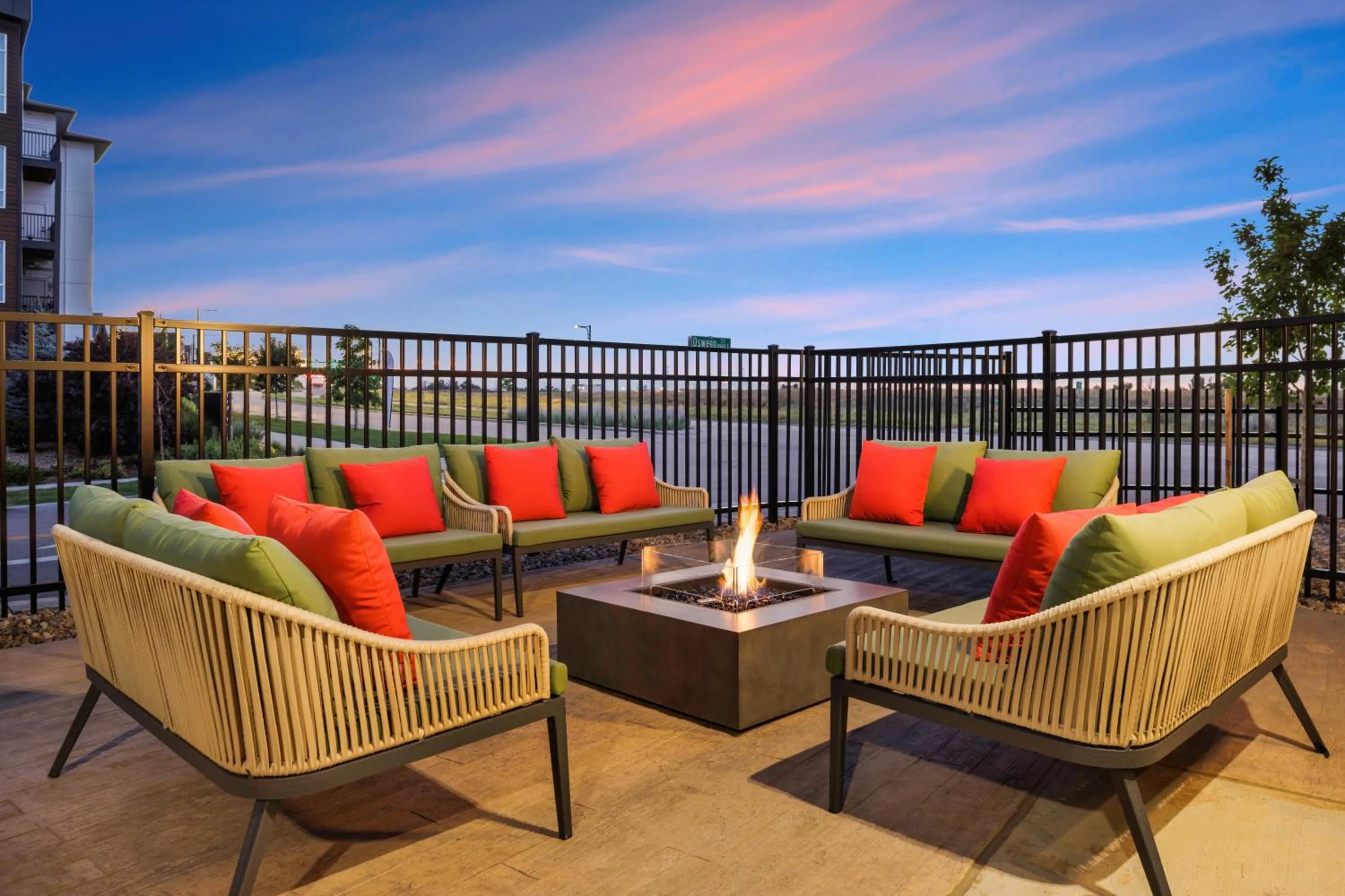 Patio in Hampton Inn Aurora Medical Center Denver