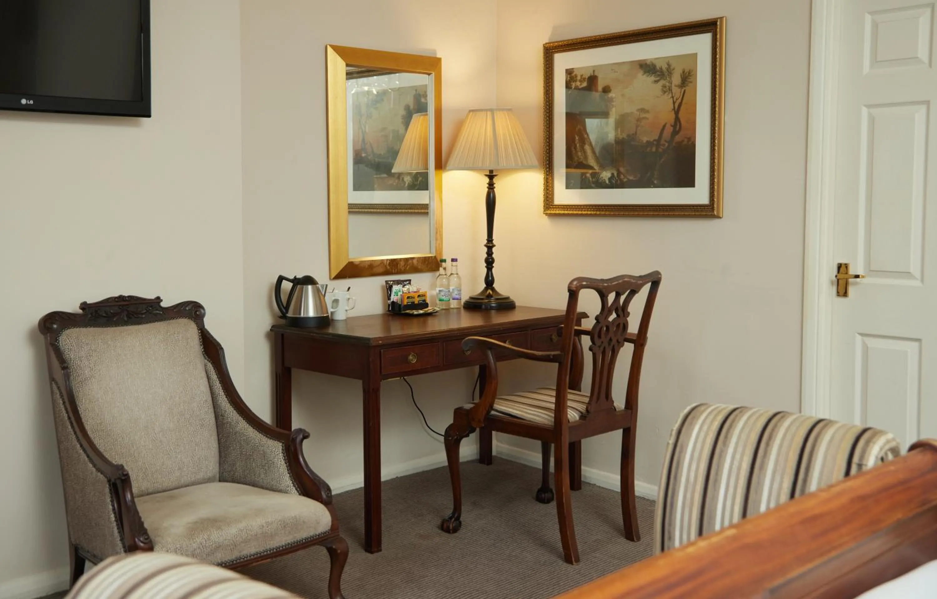 Coffee/tea facilities in Cock Hotel by Greene King Inns