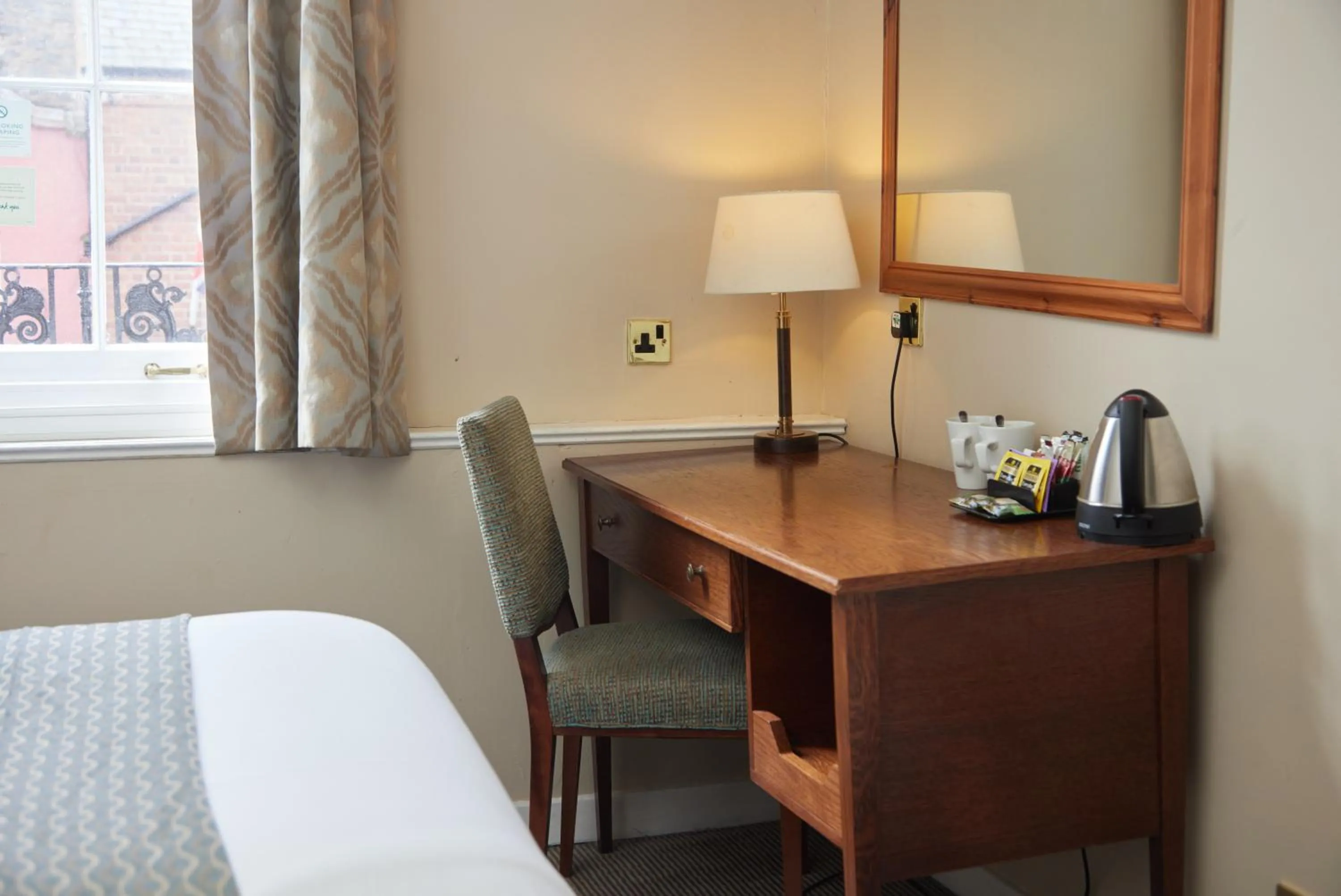 Coffee/tea facilities, Bed in Cock Hotel by Greene King Inns