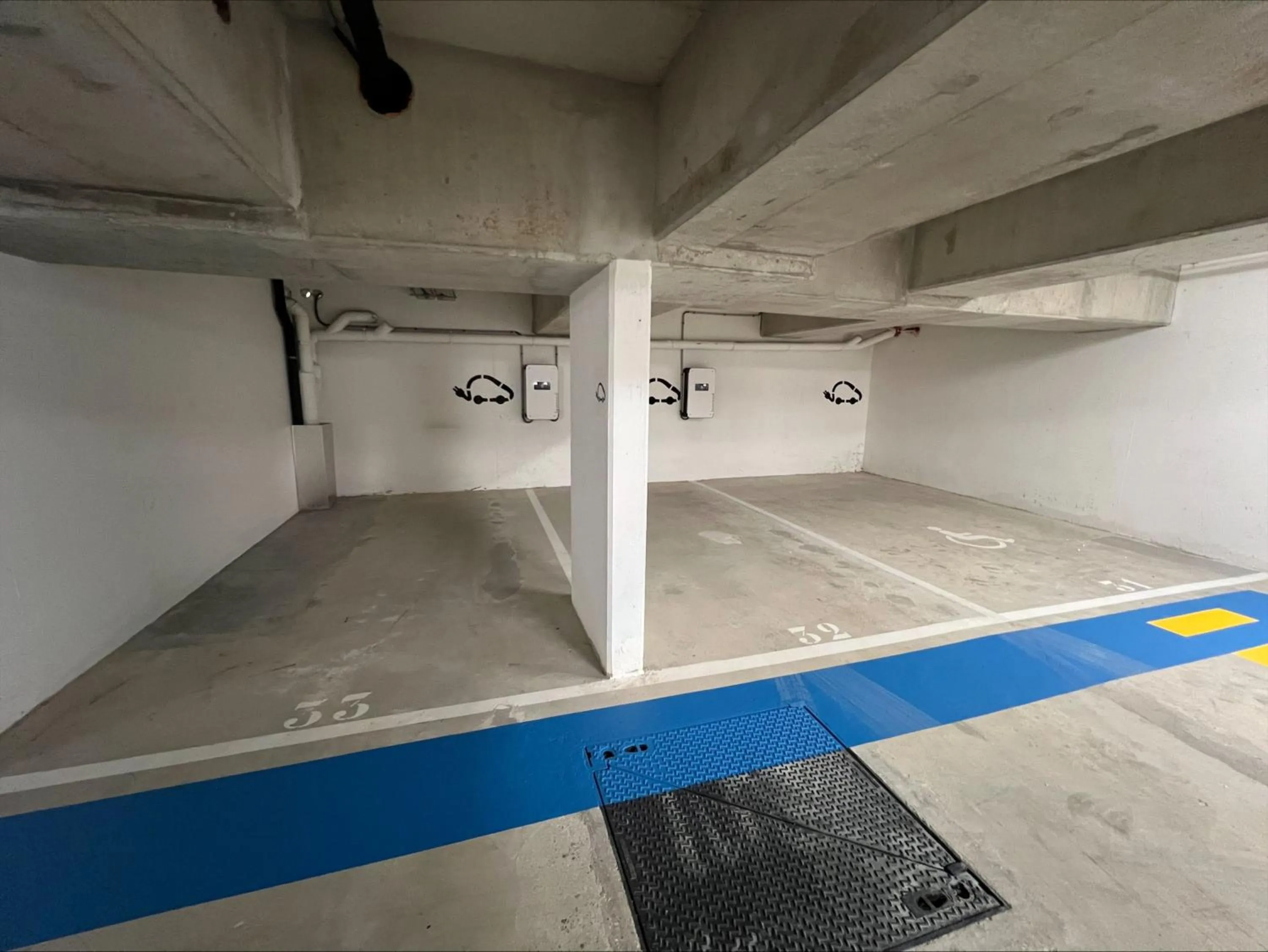 Parking in Holiday Inn Express Paris - Poissy by IHG