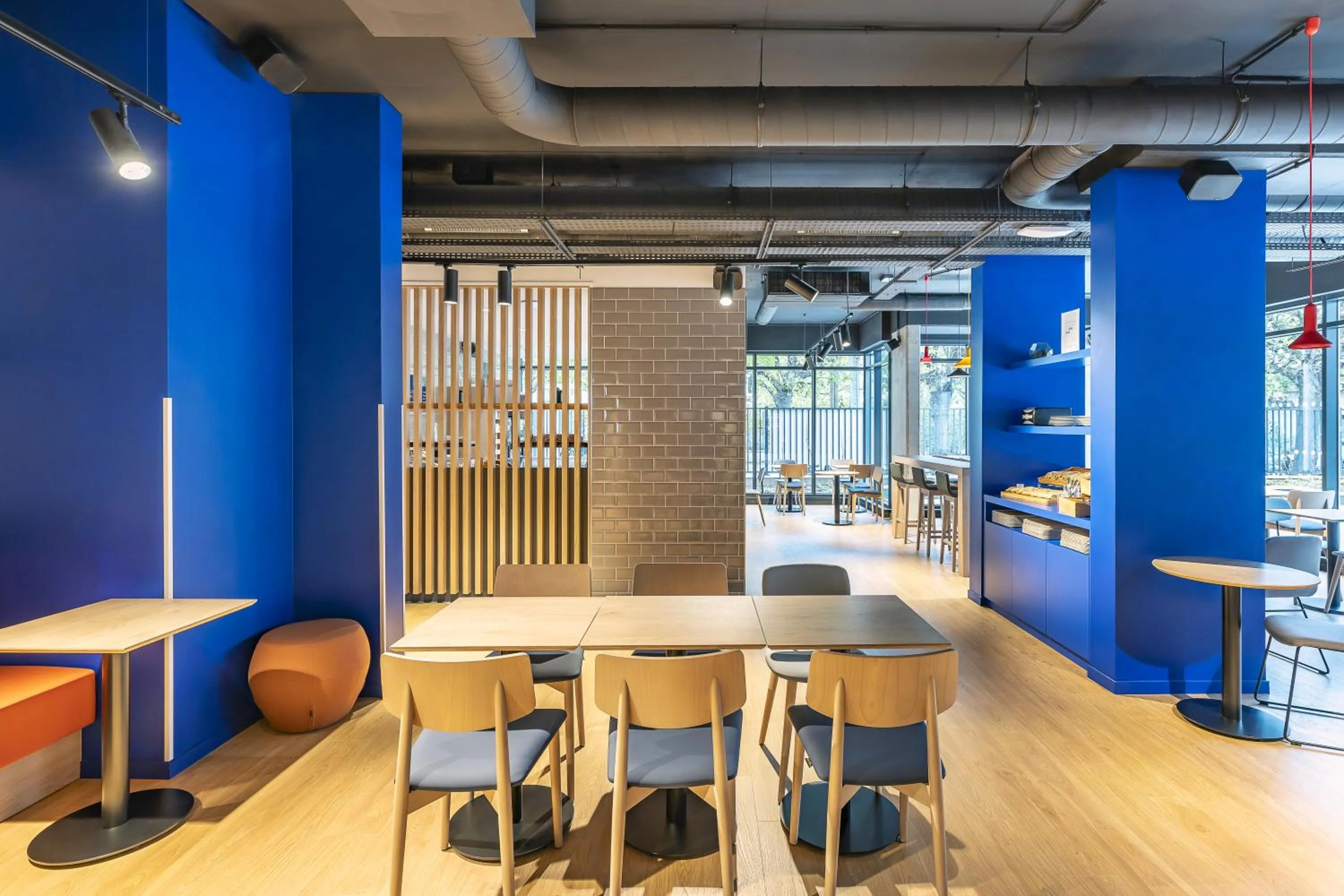 Restaurant/places to eat in Holiday Inn Express Paris - Poissy by IHG