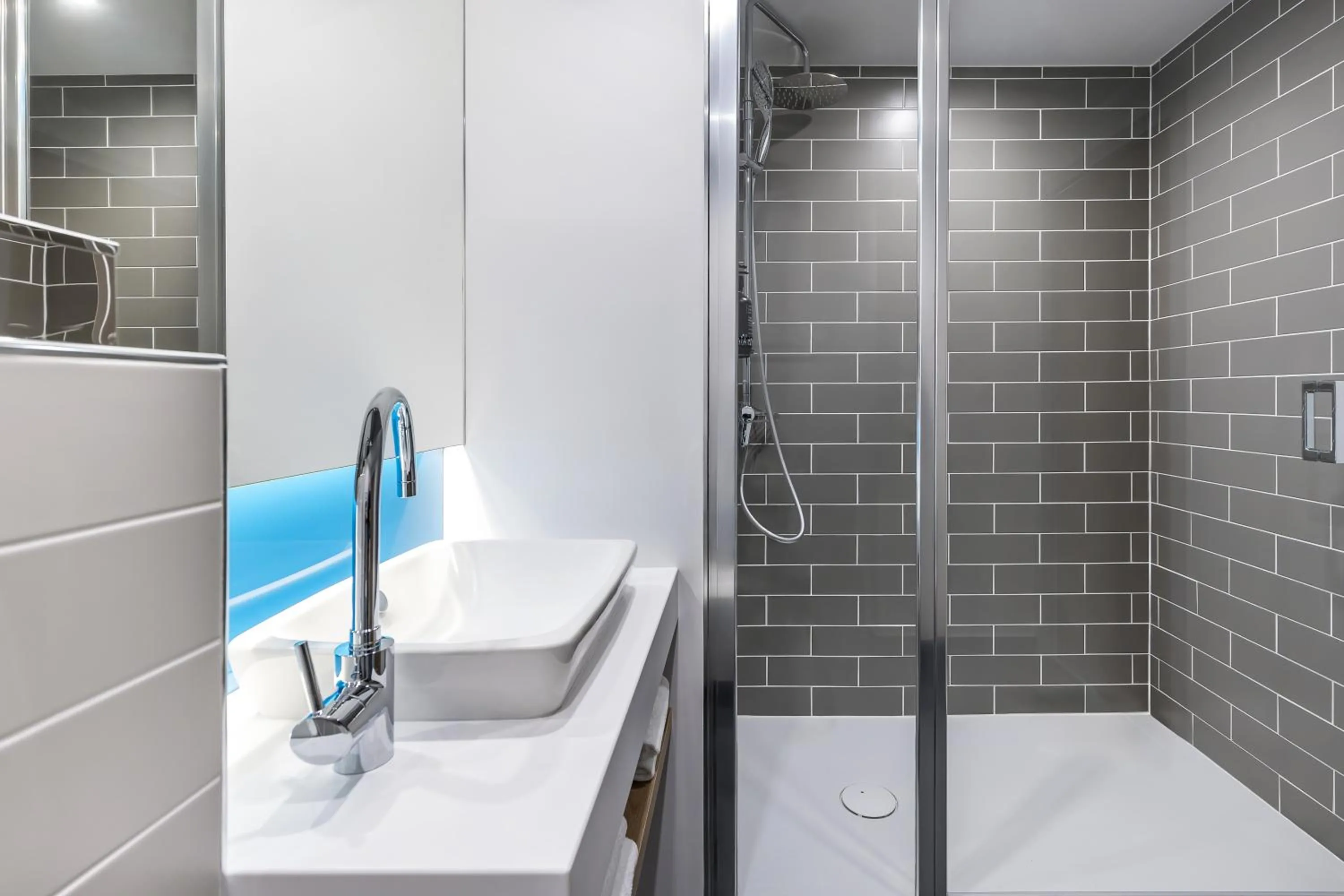 Shower in Holiday Inn Express Paris - Poissy by IHG