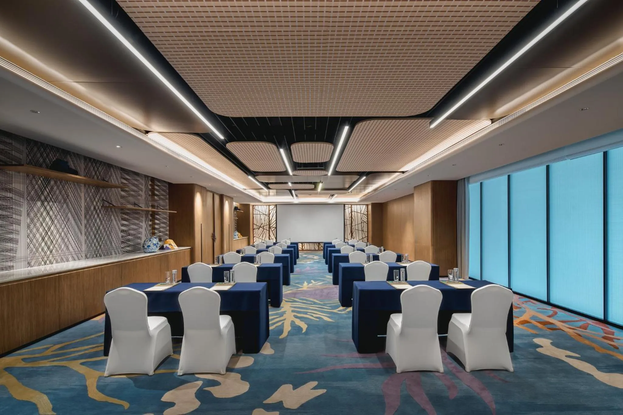 Meeting/conference room in Hotel Indigo Yantai Golden Coast by IHG