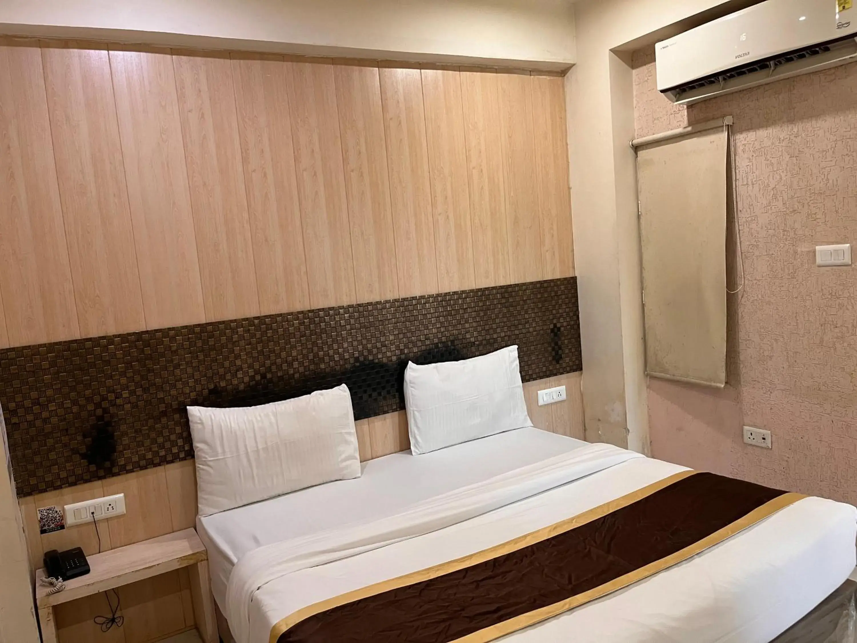 Deluxe Room (2 Adults + 1 Child) in Hotel Ratana International Deluxe Room (2 Adults + 1 Child) in Hotel Ratana International