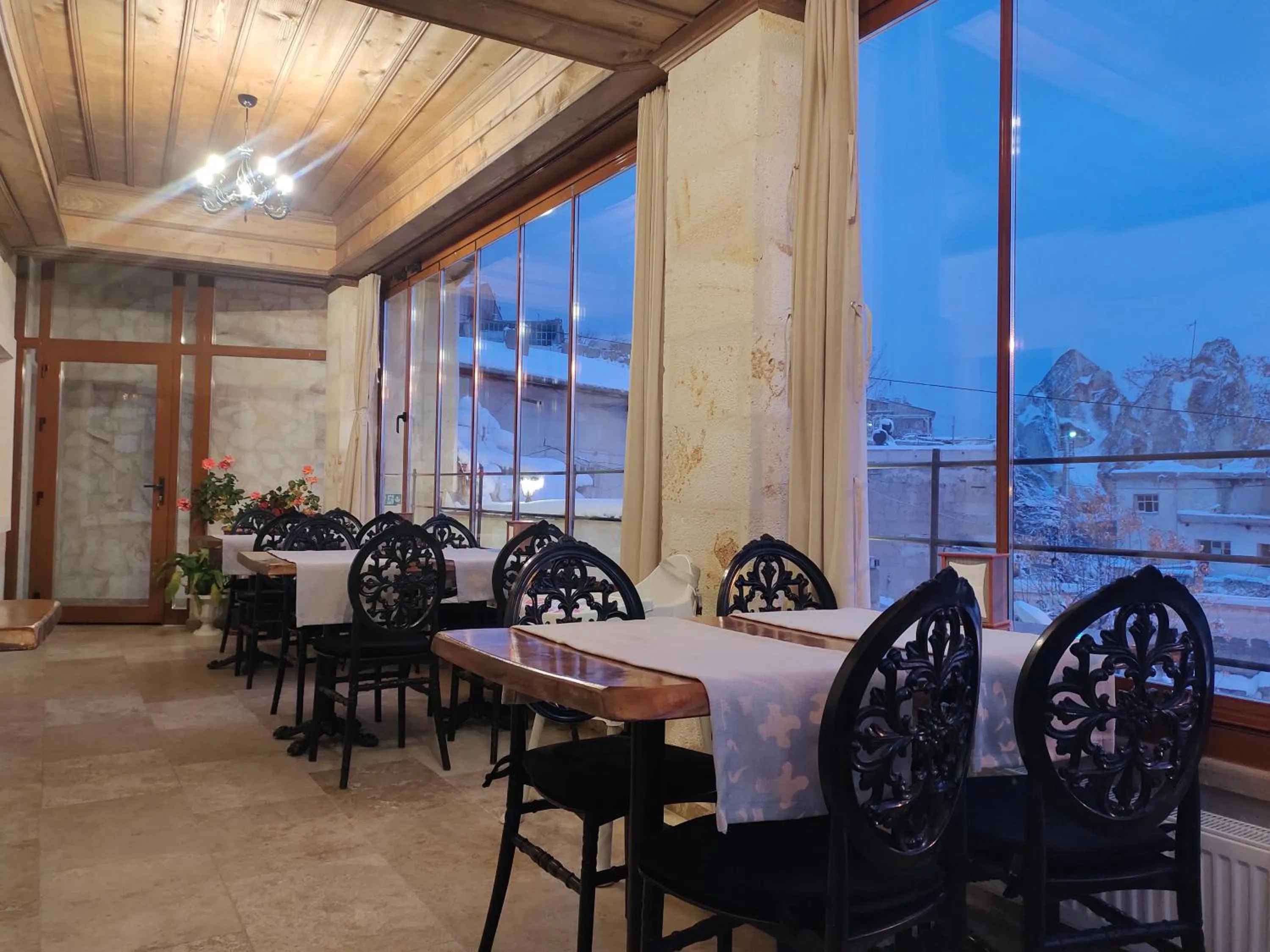 Restaurant/places to eat in Library Cave House