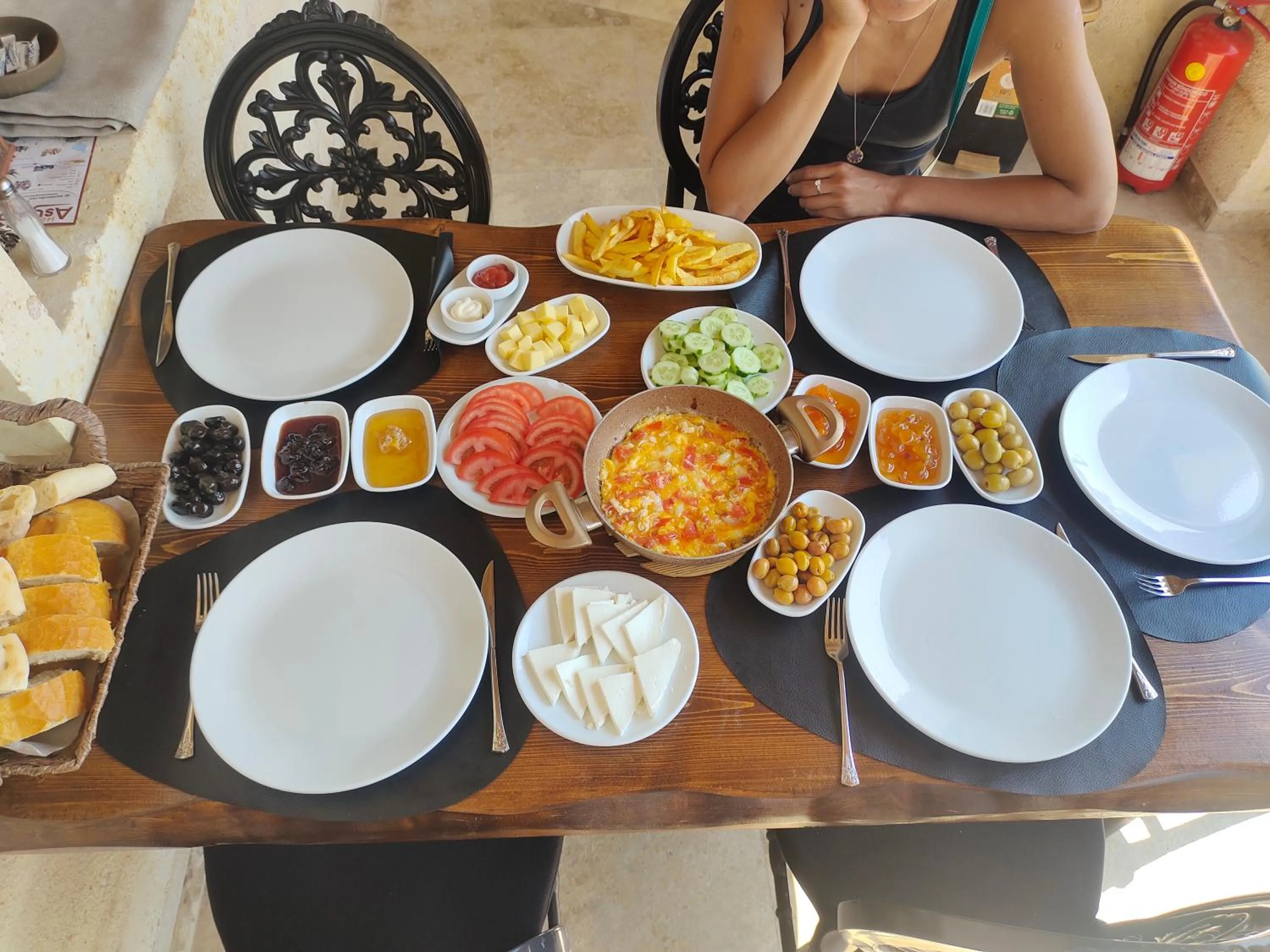 Food and drinks in Library Cave House