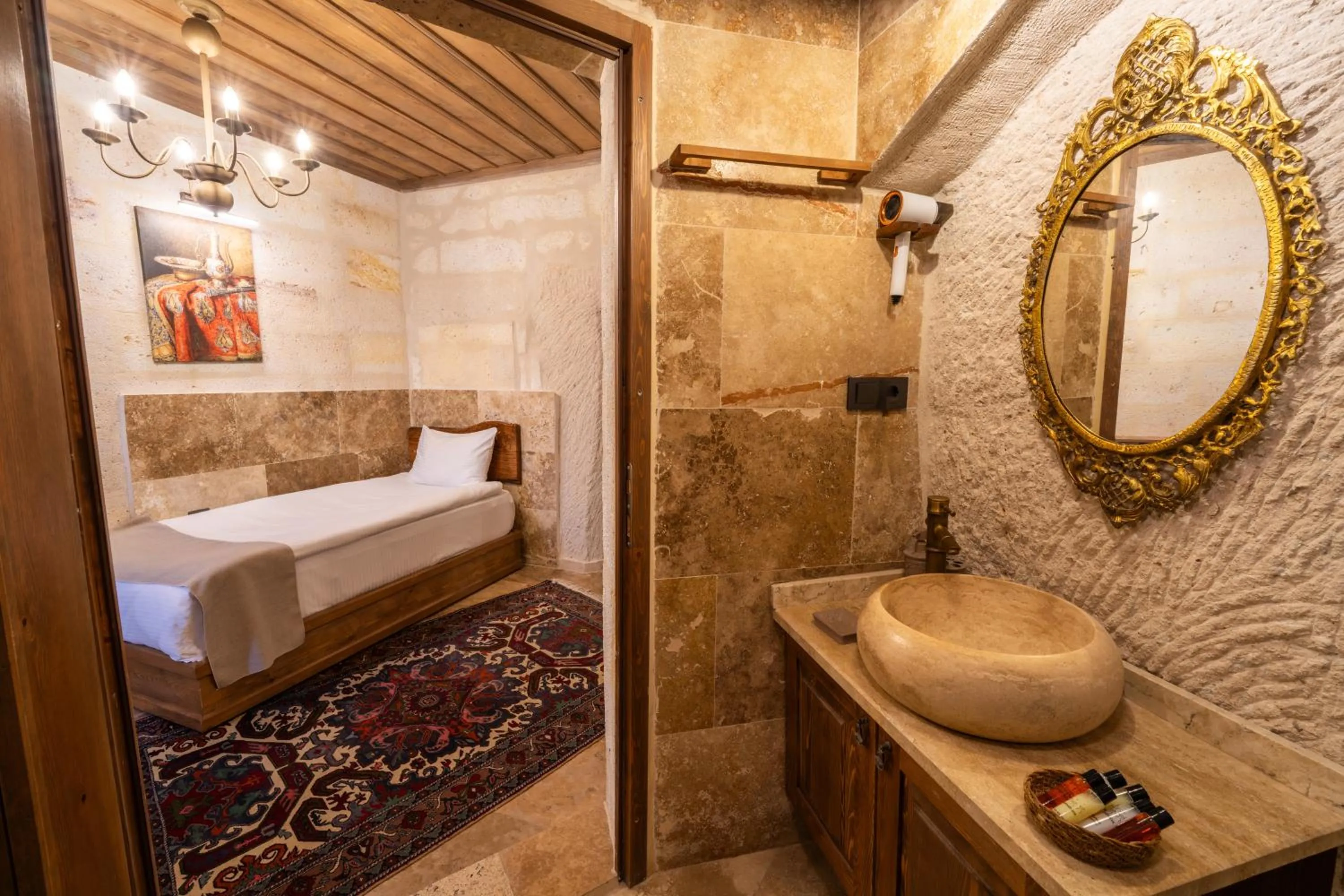 Shower, Bed in Library Cave House