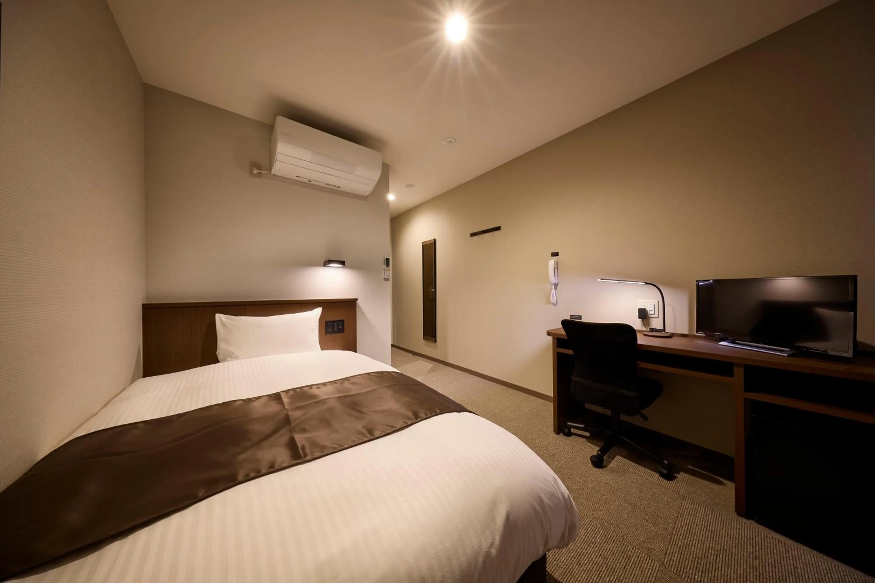 Bedroom, Bed in Sunnemu Hotel in Honjo