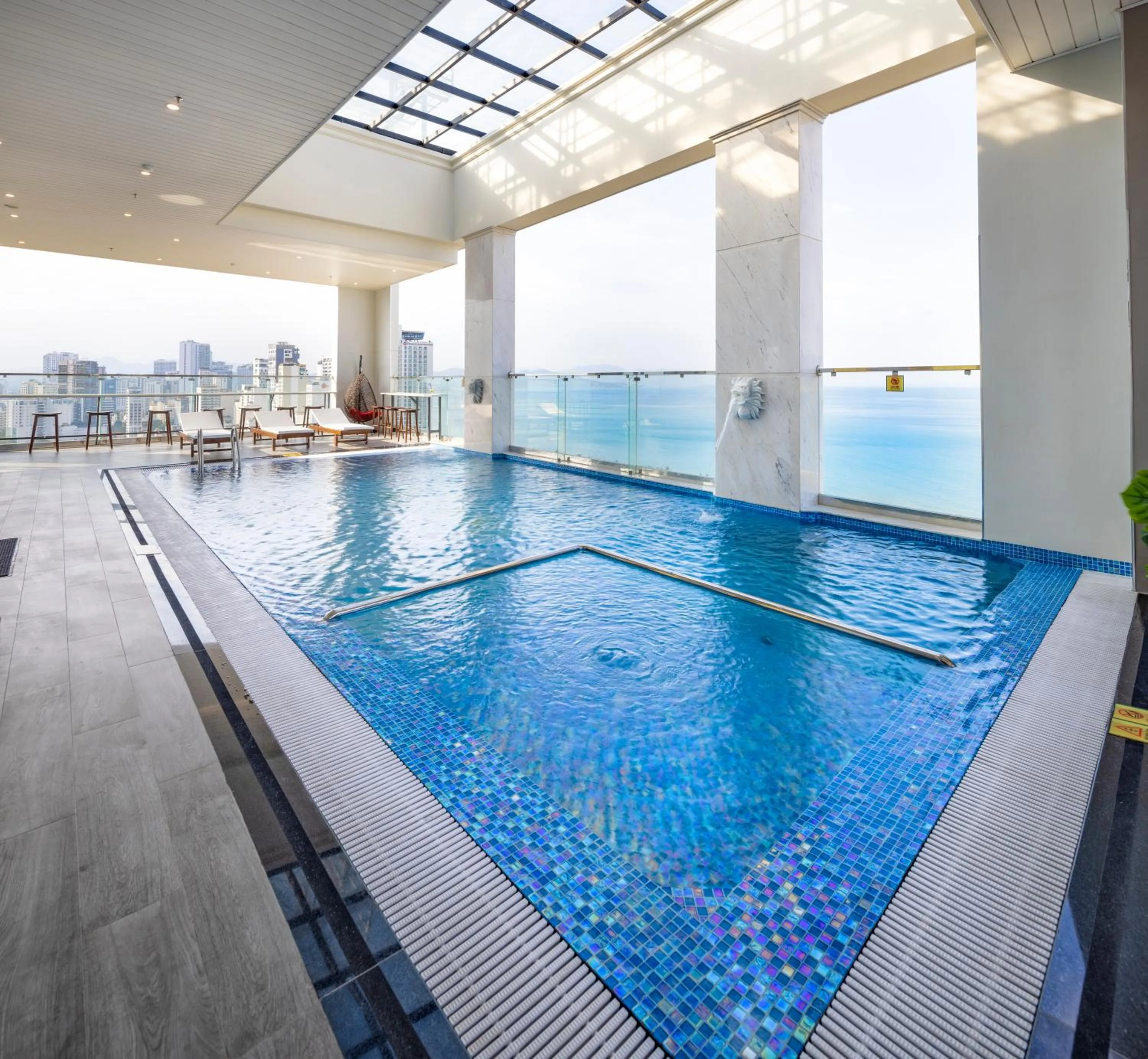 Swimming pool in Avari Hotel