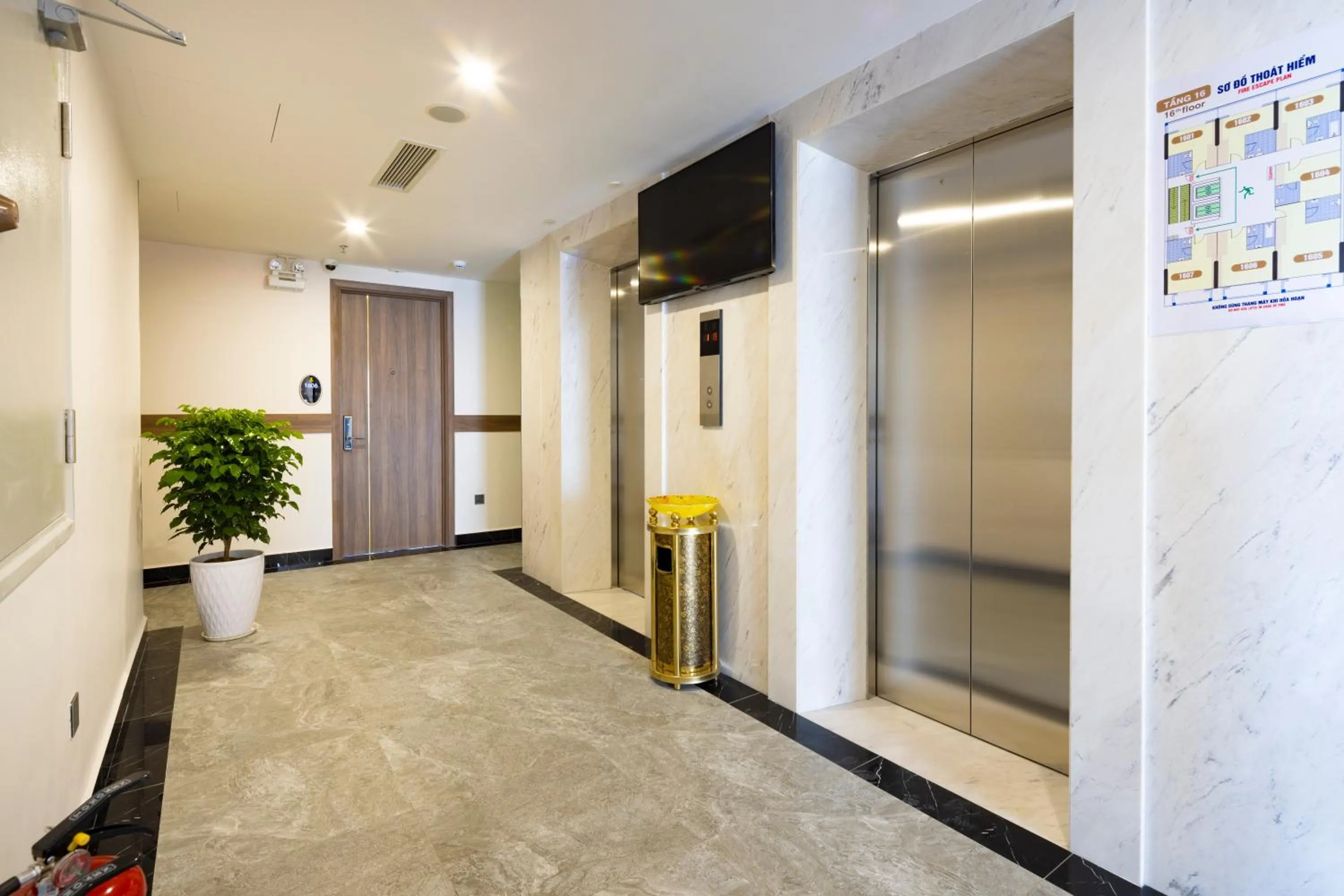 elevator in Avari Hotel