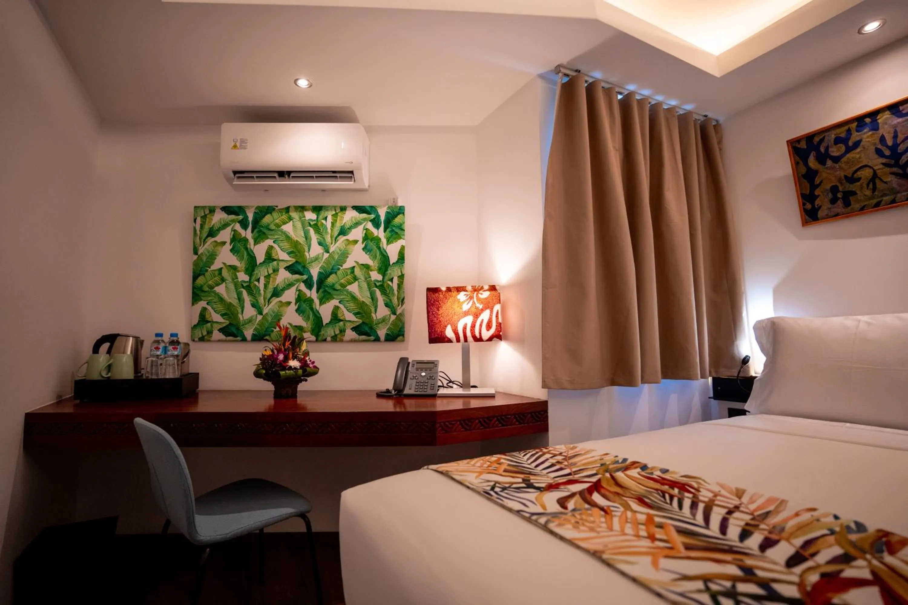 Seating area, Bed in Maitai Express Tahiti