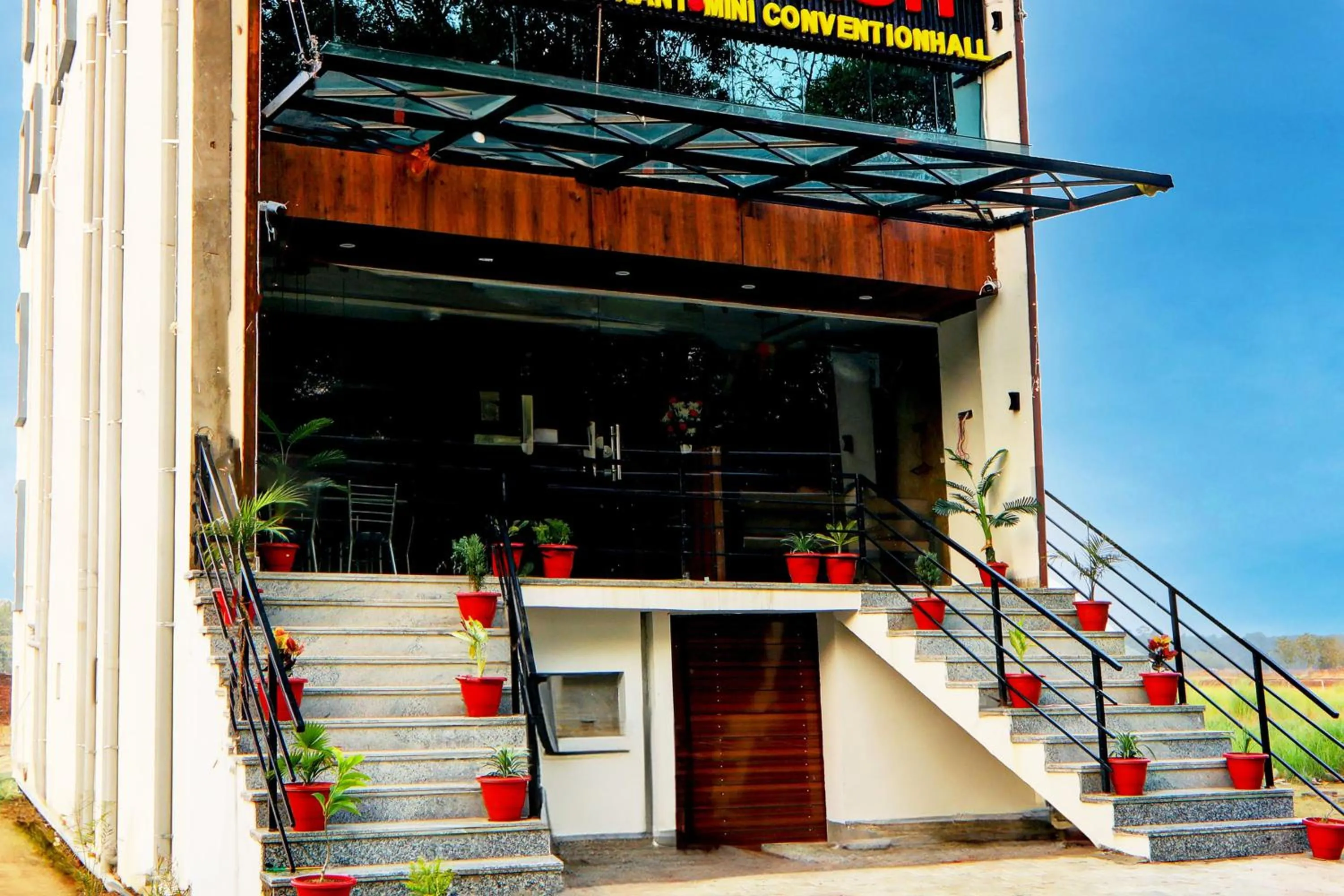 Facade/entrance in Hotel O by OYO Aayaansh