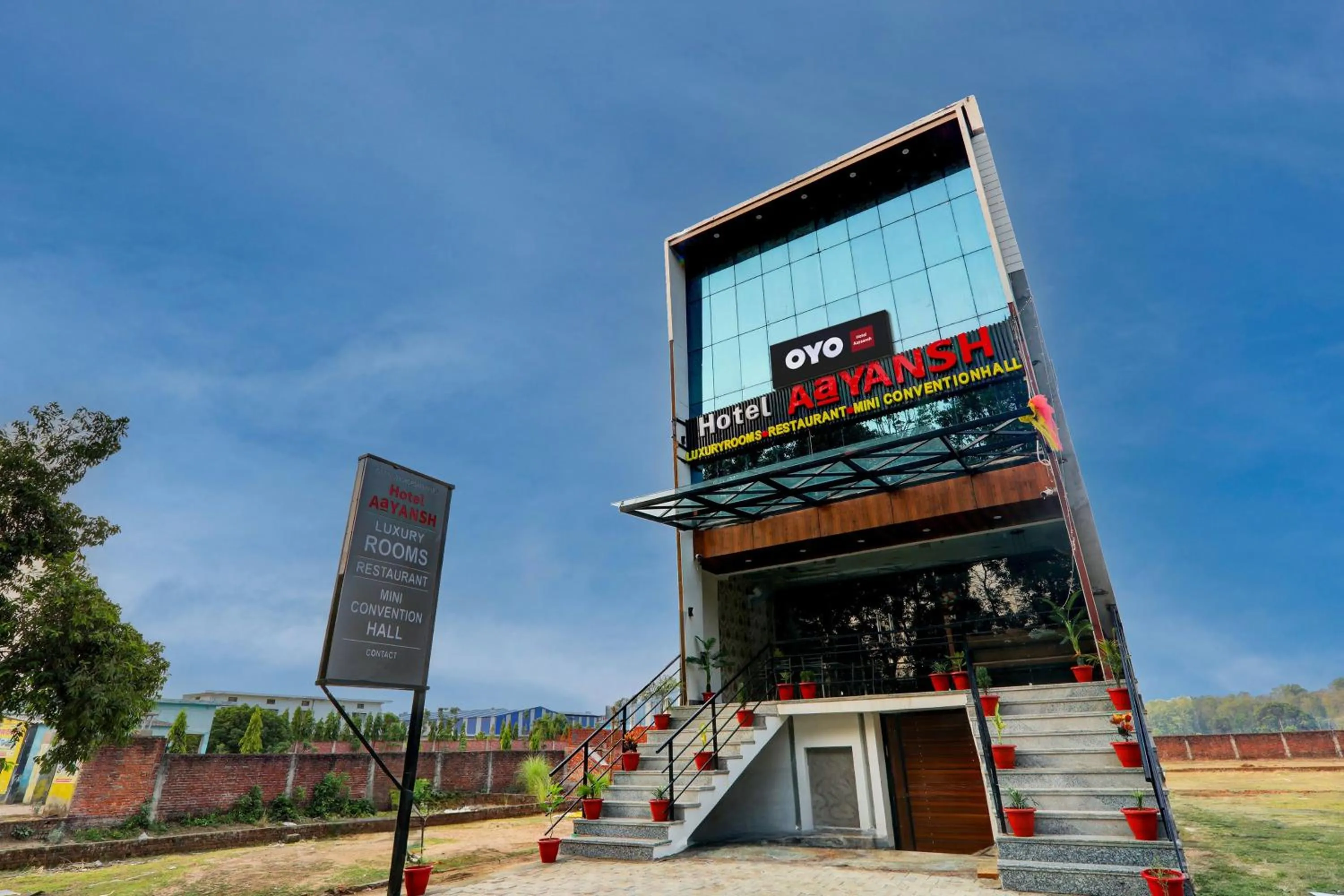 Facade/entrance in Hotel O by OYO Aayaansh