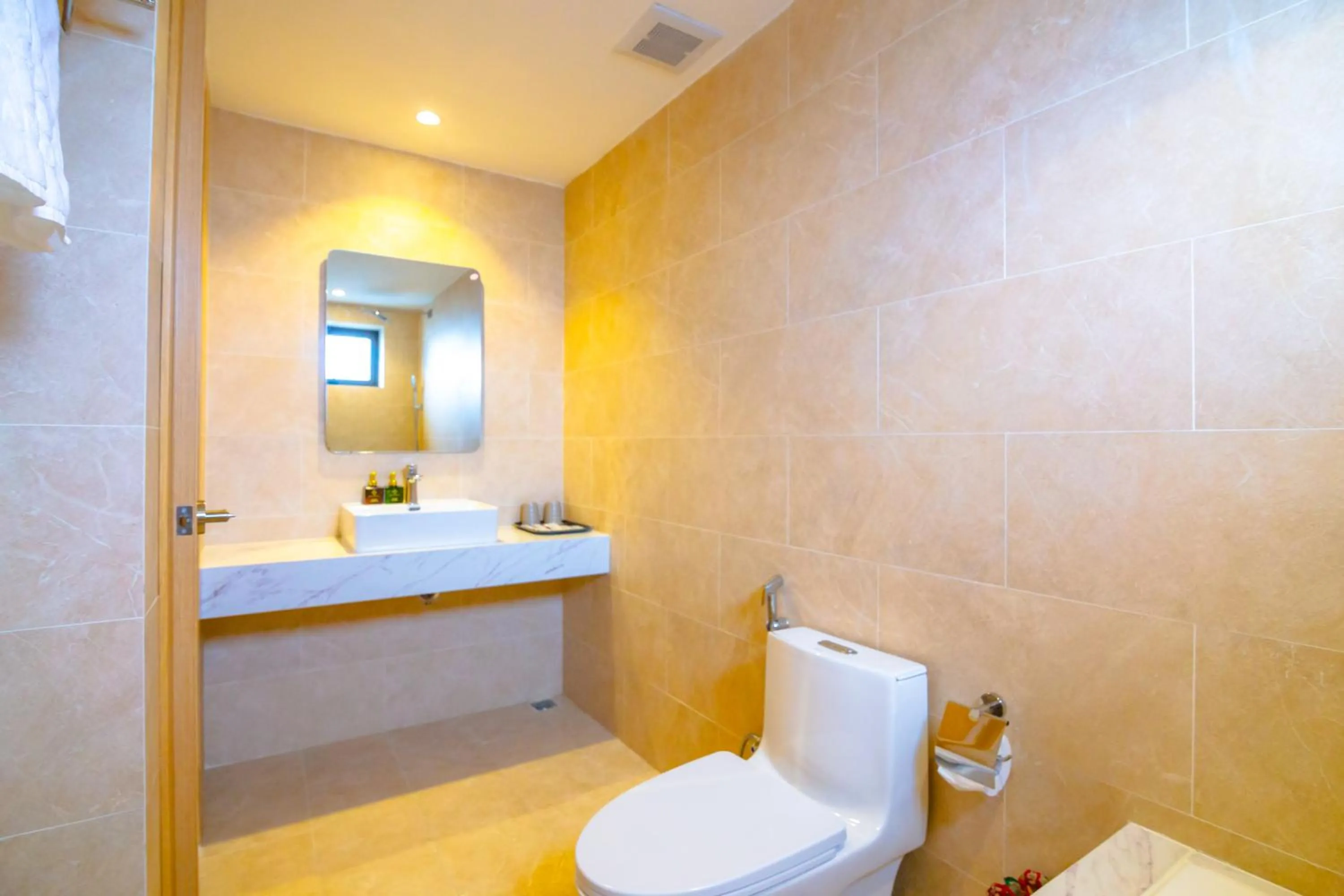 Toilet in MiAn Hotel Danang - Infinity Pool