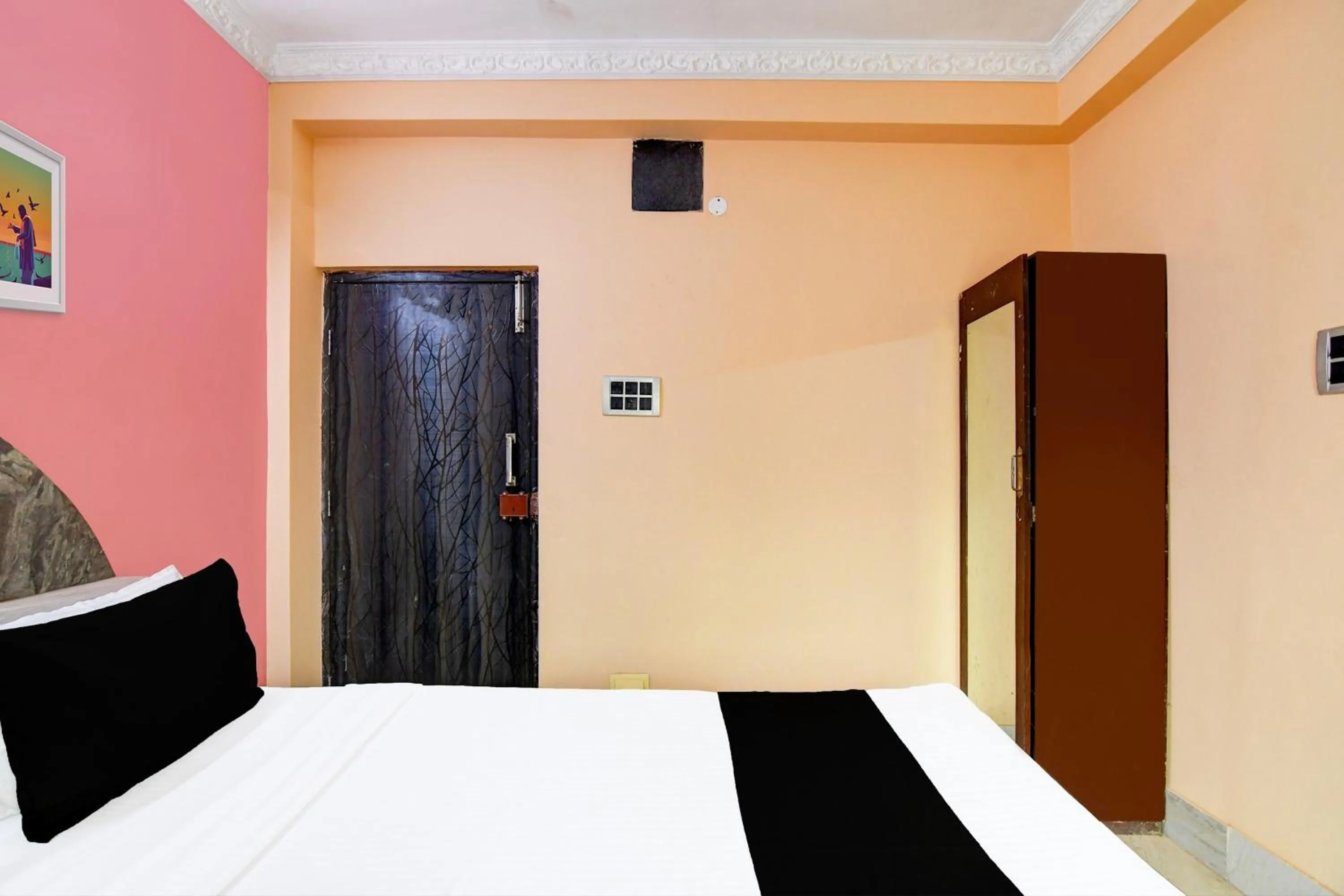 Bedroom, Bed in Hotel O Royal Green Guest House