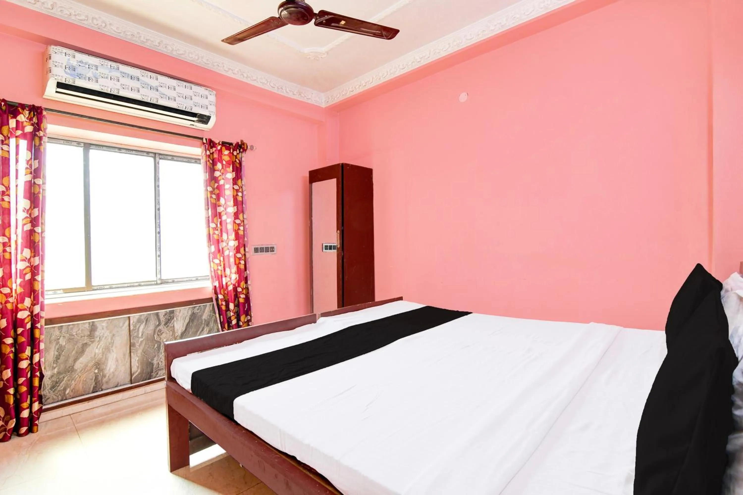 Bedroom, Bed in Hotel O Royal Green Guest House