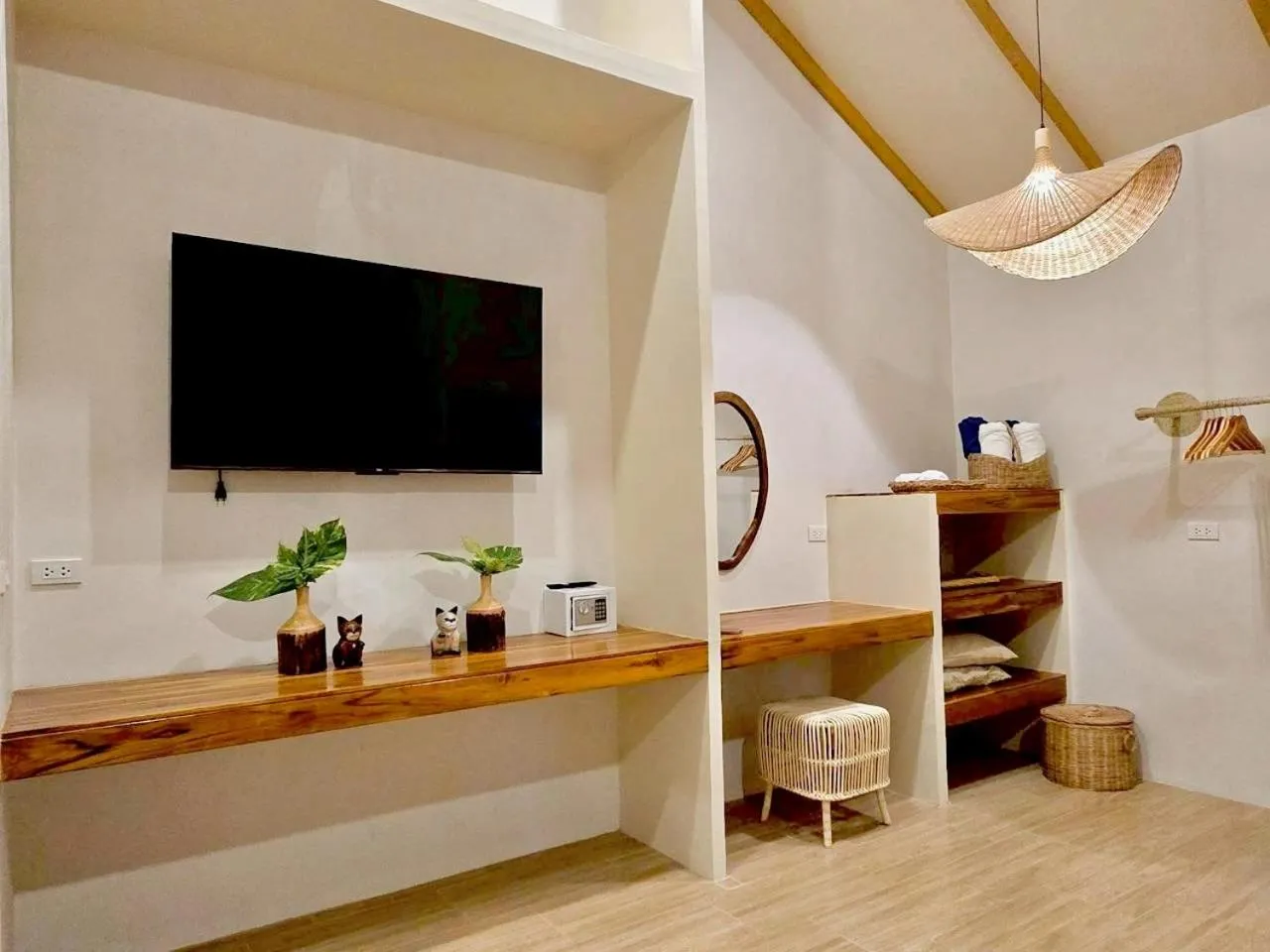 TV and multimedia in Ubox samui hostel & Bungalow - Chaweng beach