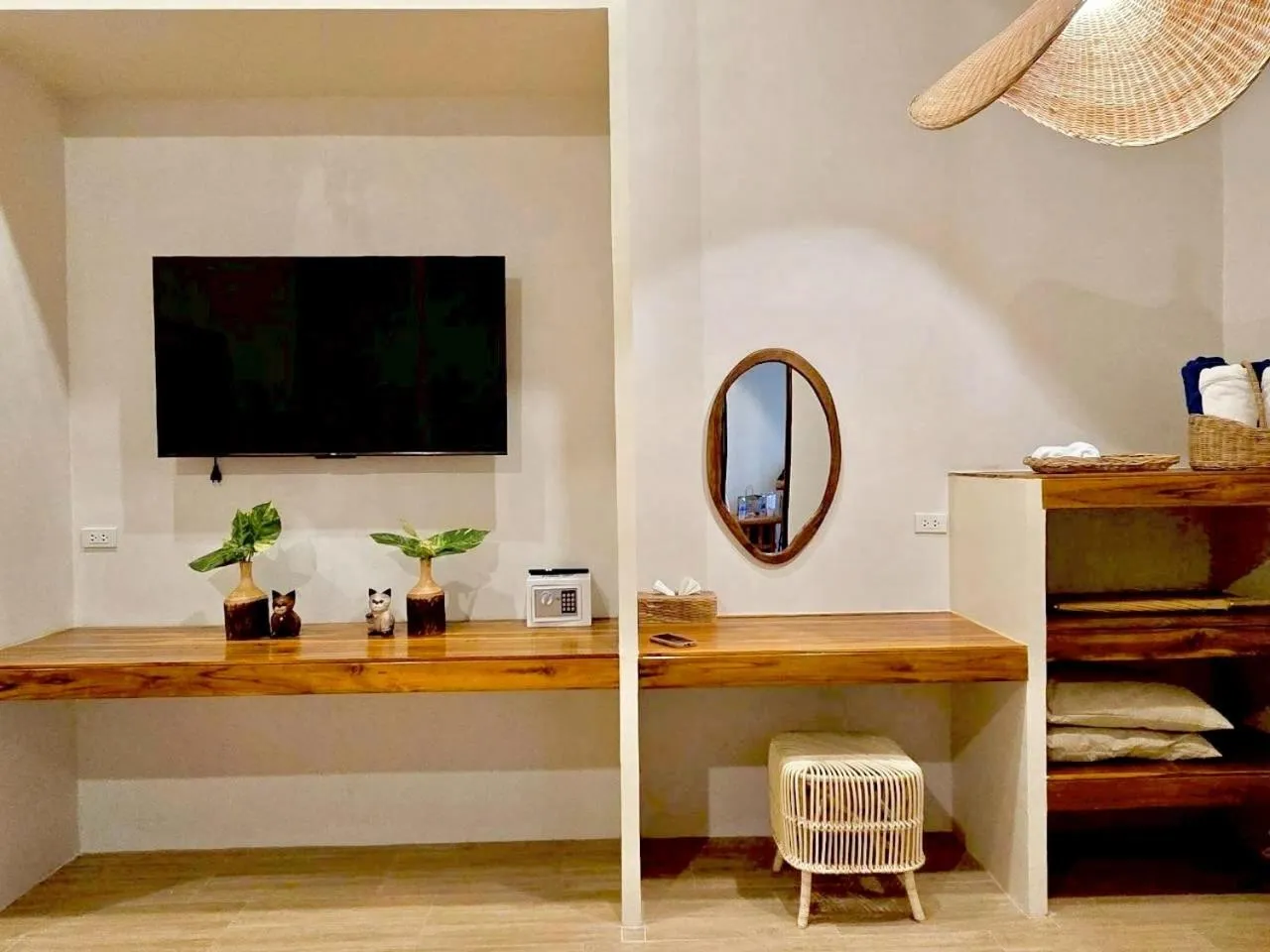 Communal lounge/ TV room in Ubox samui hostel & Bungalow - Chaweng beach