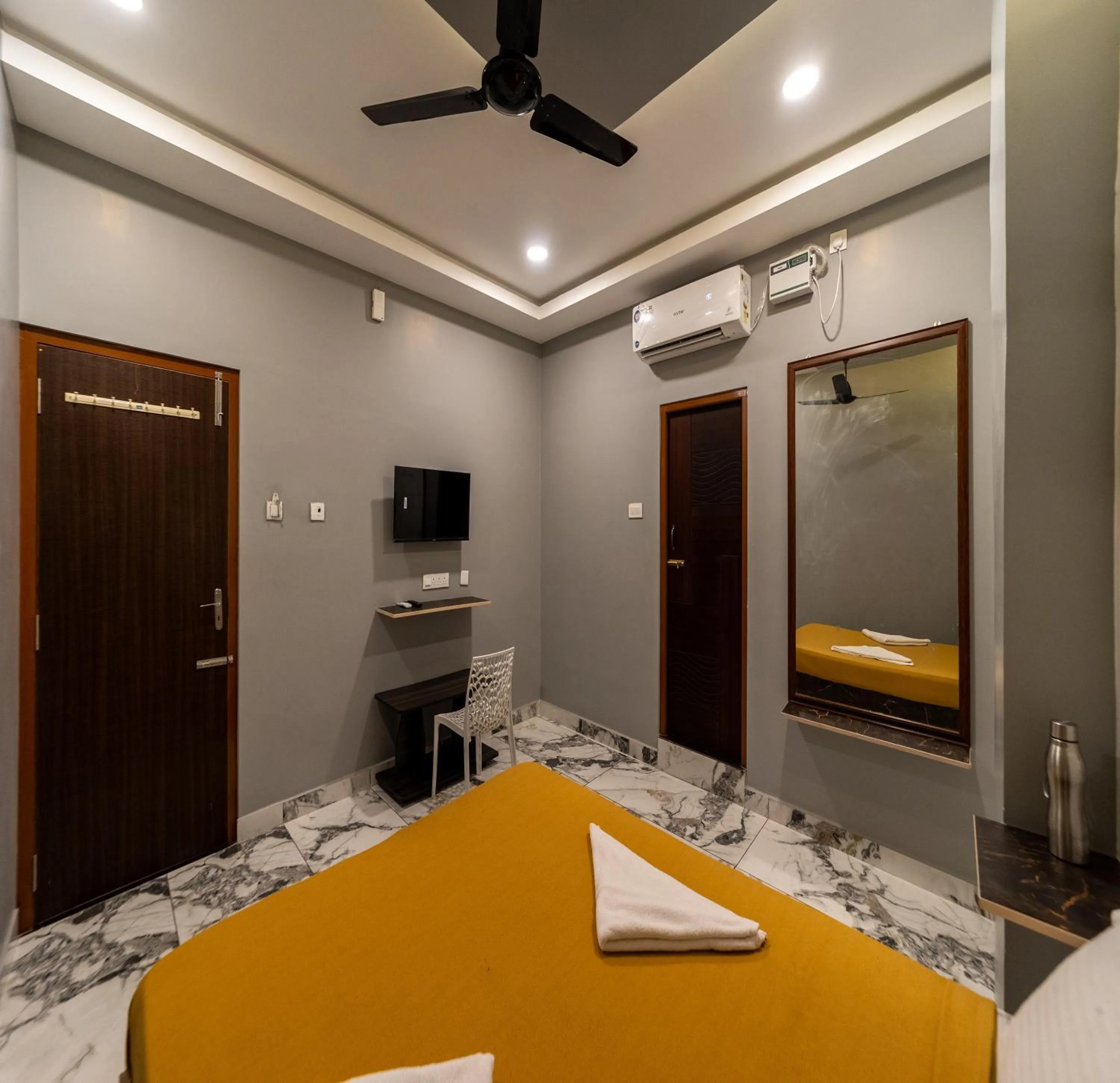 air conditioner, Bed in Hotel Bees