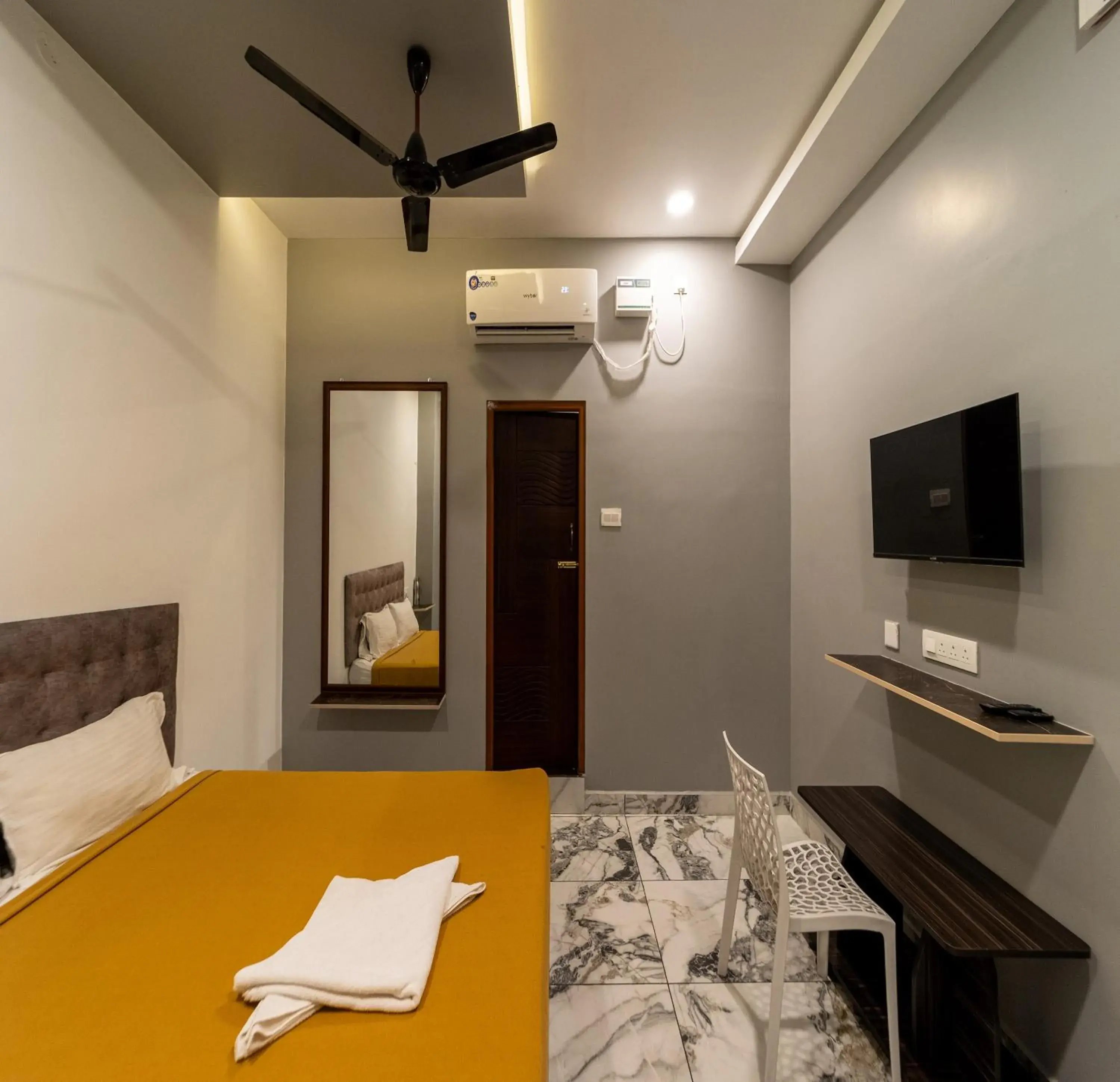 Hotel Bees Hotel Bees