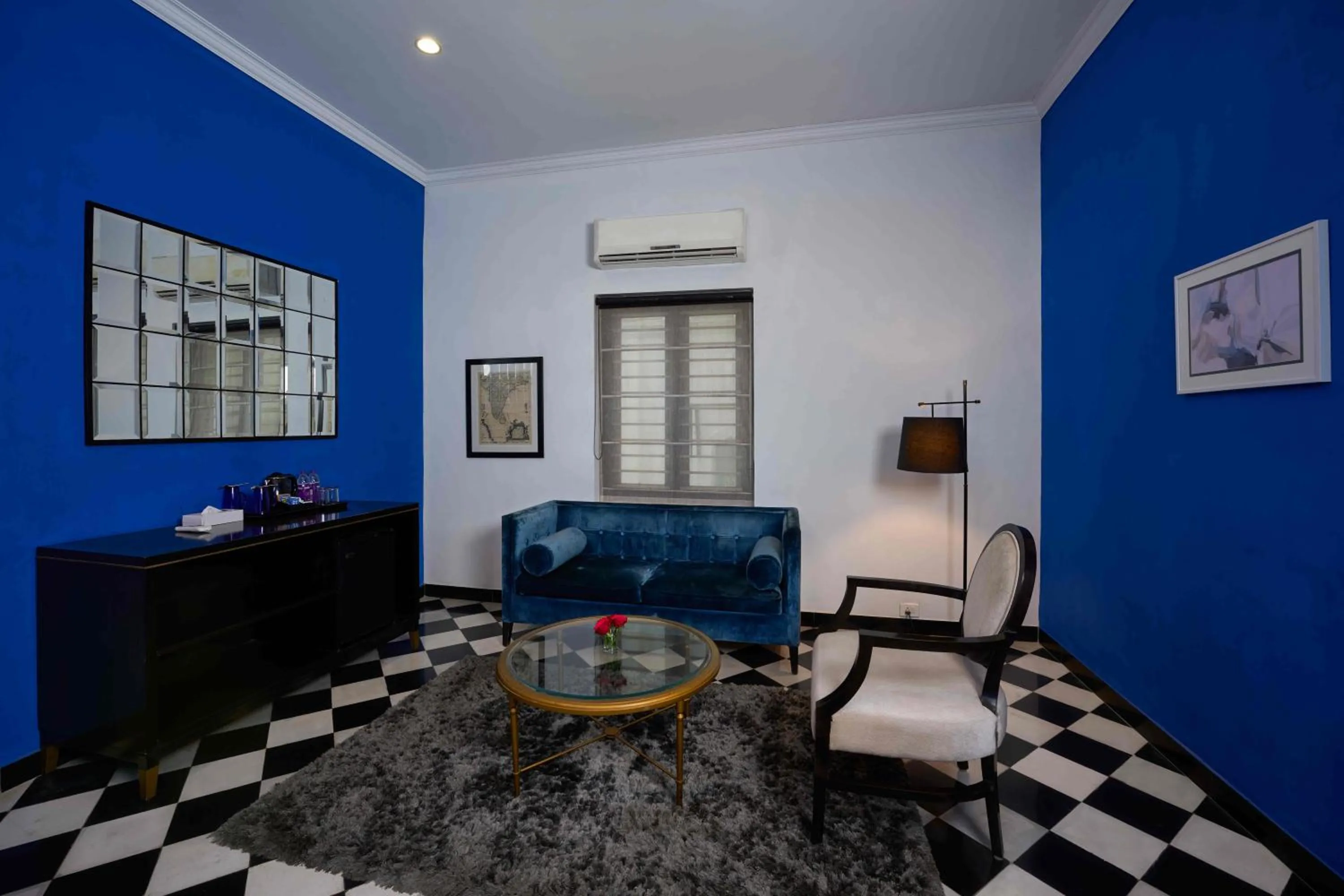 TV and multimedia in The Old Court House By Abad