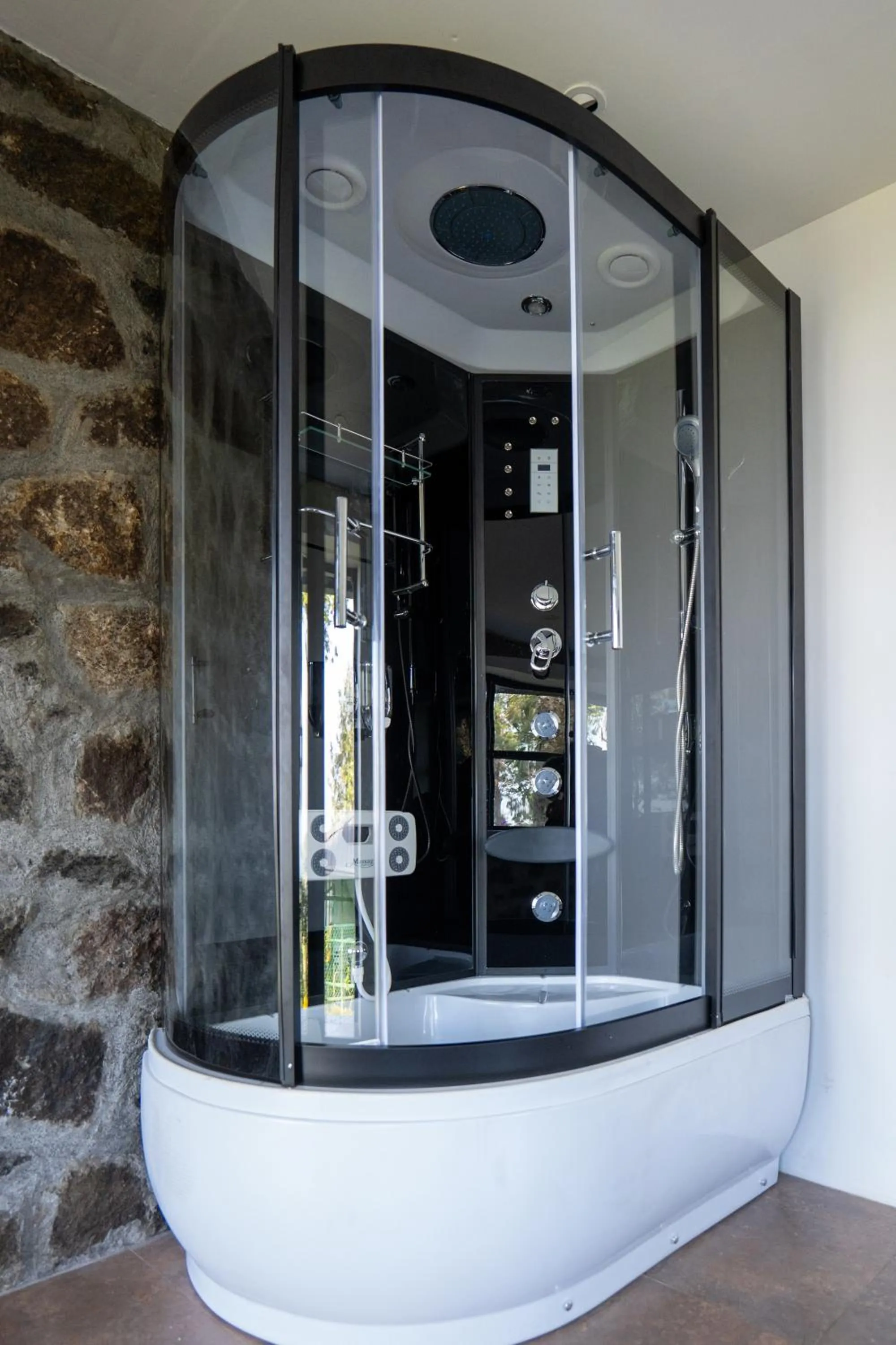 Hilltop Munnar by Fracspace