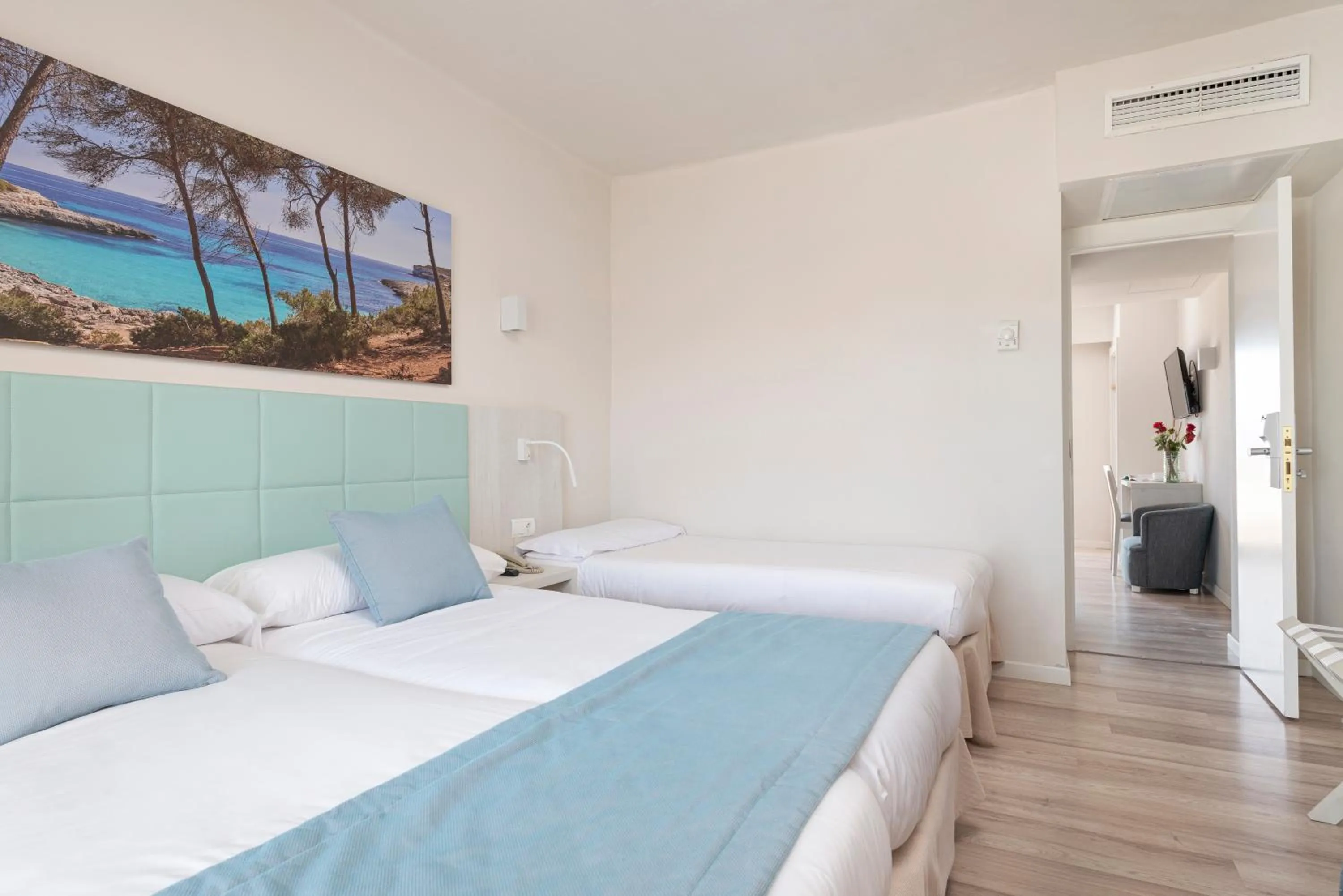 Photo of the whole room, Bed in O7 Nordeste Playa