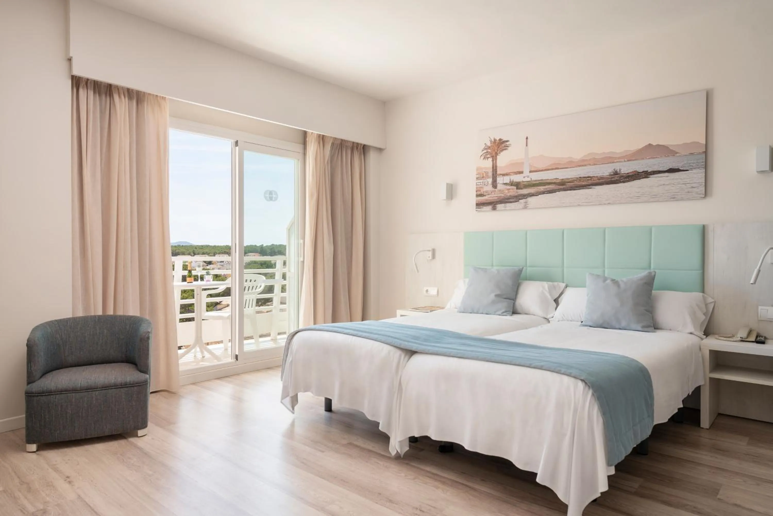 Photo of the whole room, Bed in O7 Nordeste Playa