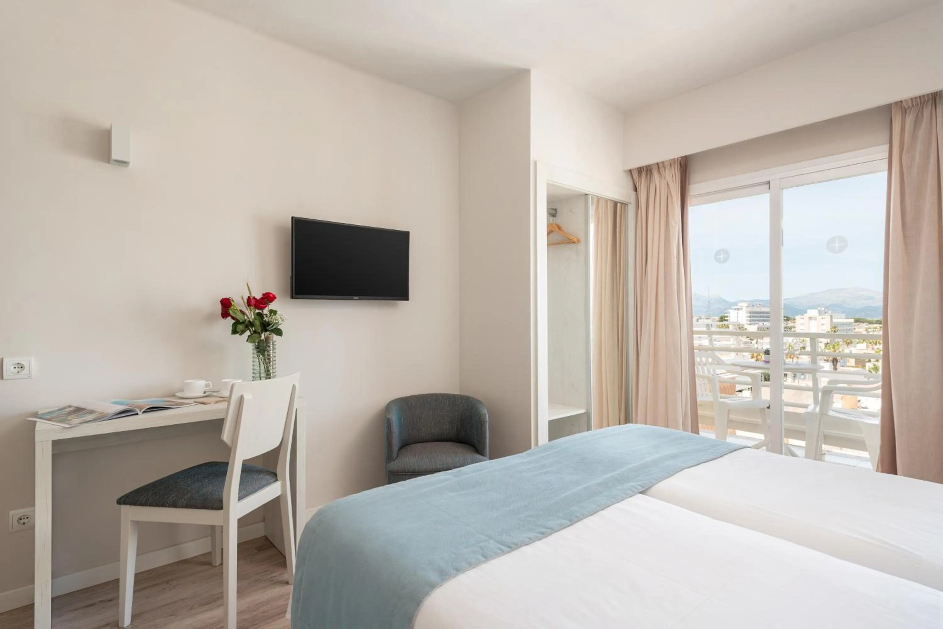 Photo of the whole room, Bed in O7 Nordeste Playa