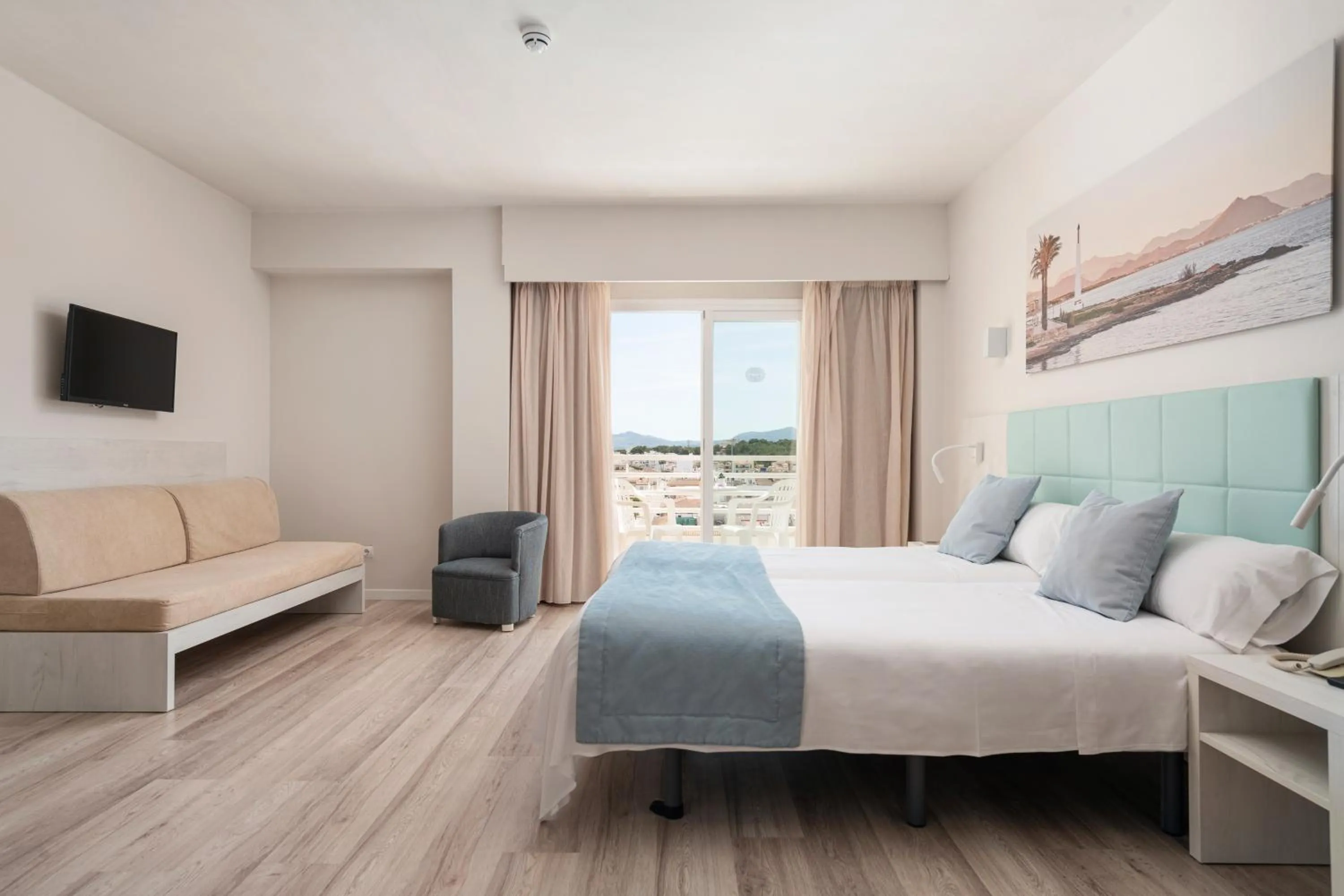 Photo of the whole room, Bed in O7 Nordeste Playa