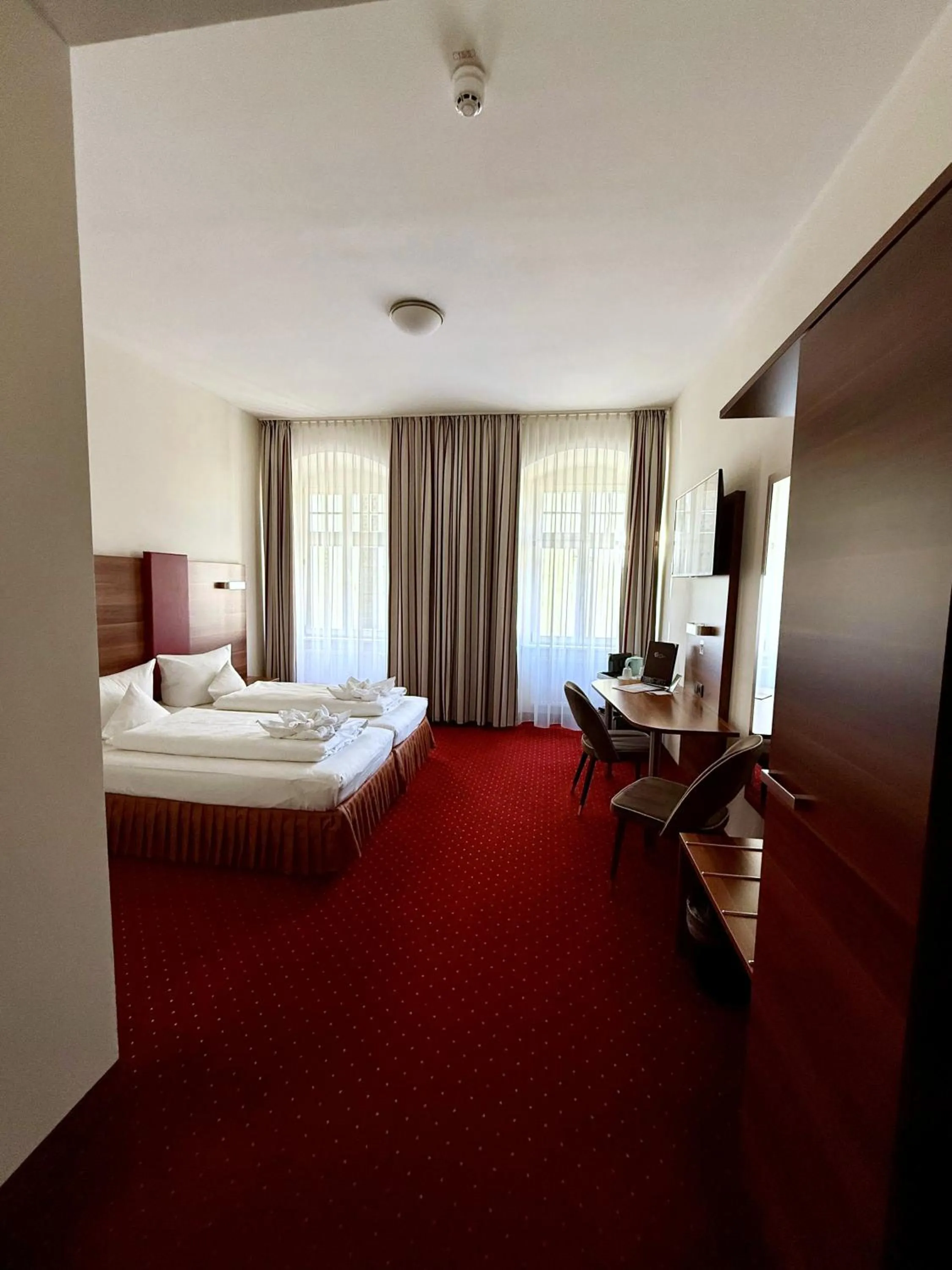 Photo of the whole room, Bed in Hotel Schwibbogen Altstadt & Apartments